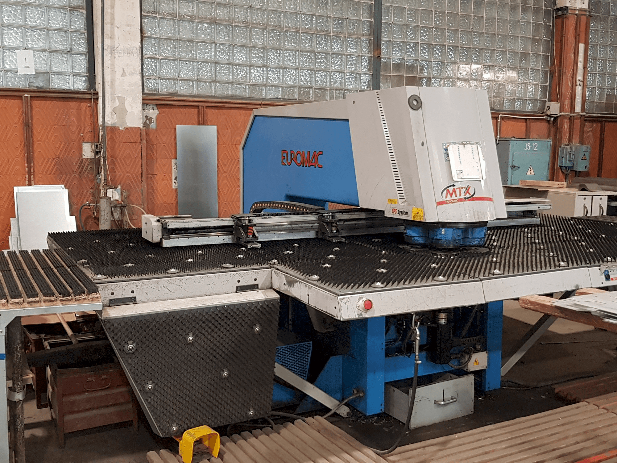 Koneen Euromac MTX 1250/30-2000 etunäkymä