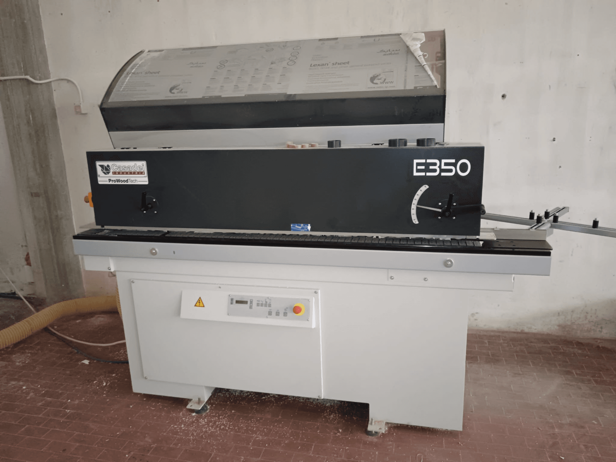 Cesaroli ProWoodtech E350, sivukuva puuntyöstökoneesta, jossa on ohjauspaneeli ja pölynkeräys, asennettu valkoiselle alustalle.