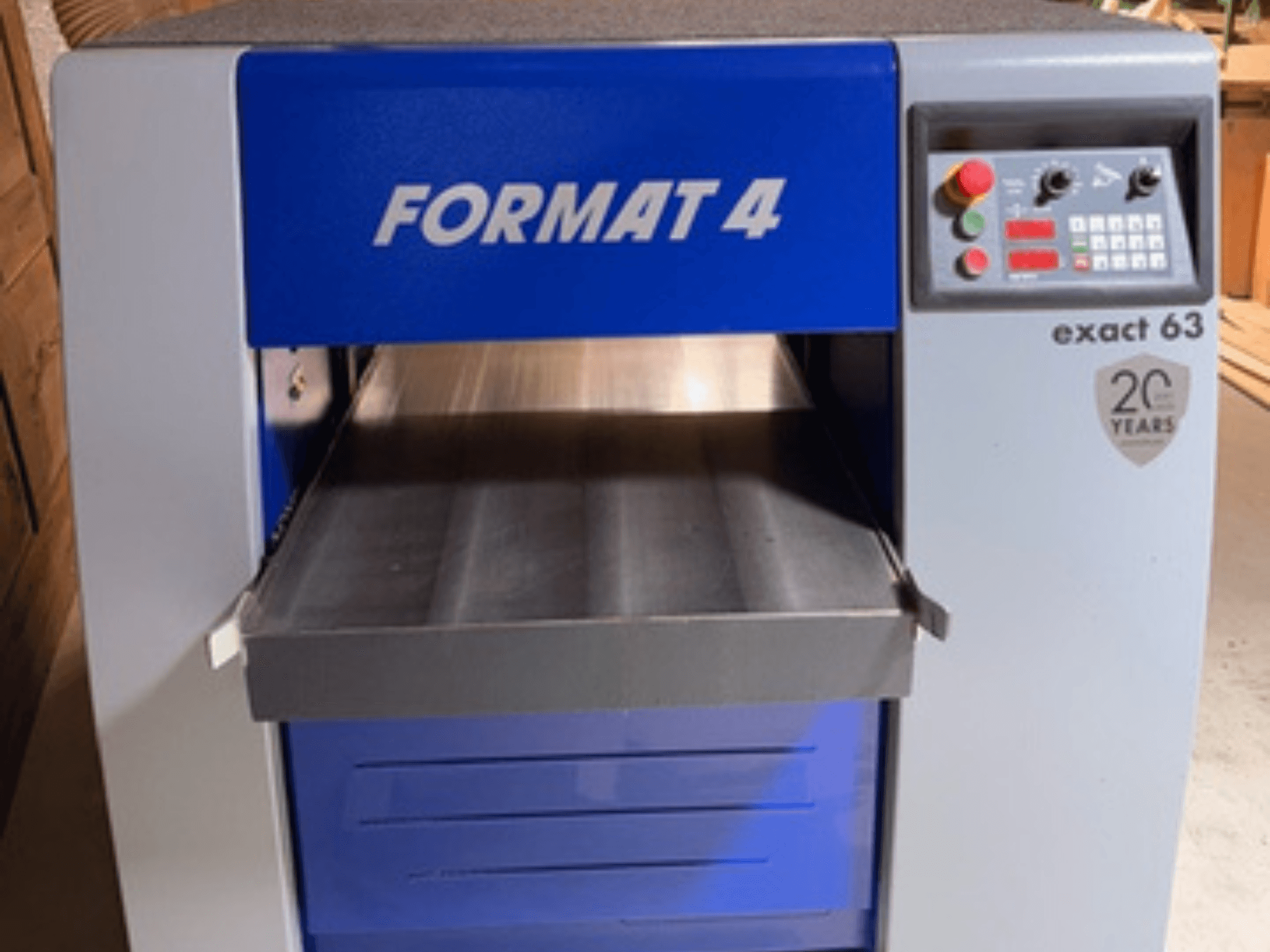 FORMAT 4 Exact 63 -puuhöylä, etukuva, jossa on metallinen syöttöpöytä ja ohjauspaneeli, jossa on painikkeet ja näytöt.