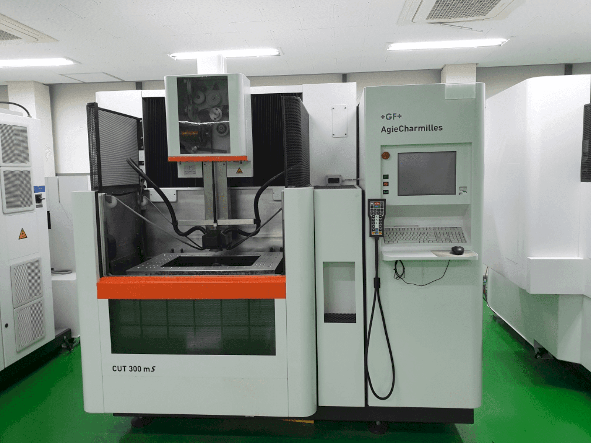 Koneen AgieCharmilles CUT 300MS etunäkymä