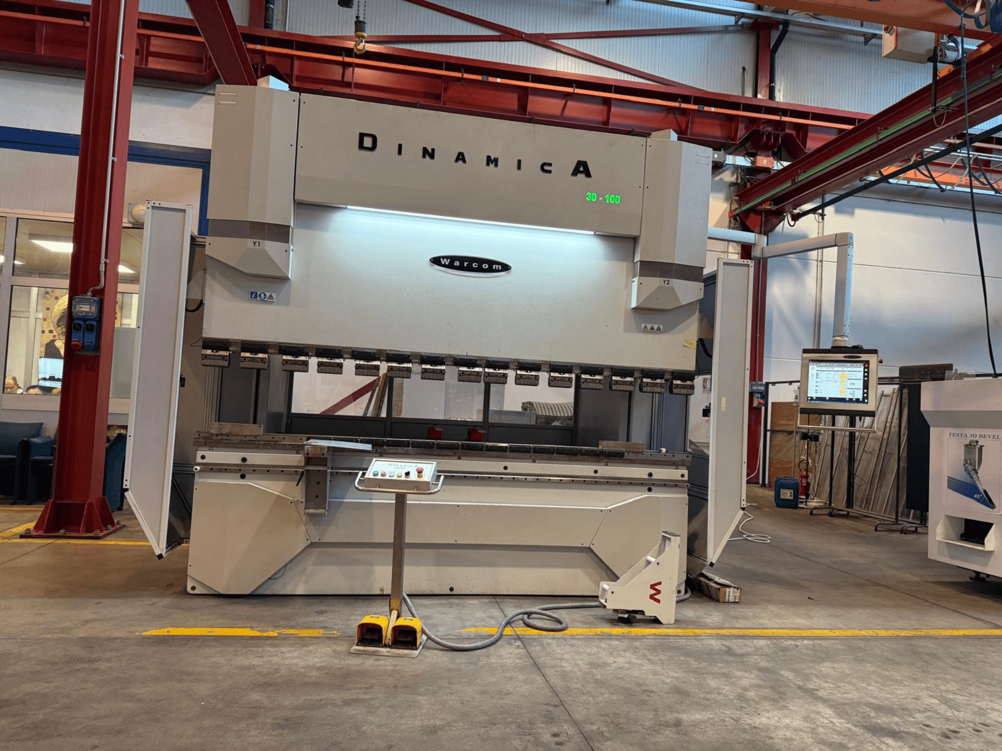 Dinamica Warcomin hydraulinen puristusjarru, etukuva. Ohjauspaneeli ja useita työkaluja tarkkuutta vaativaan taivutukseen.