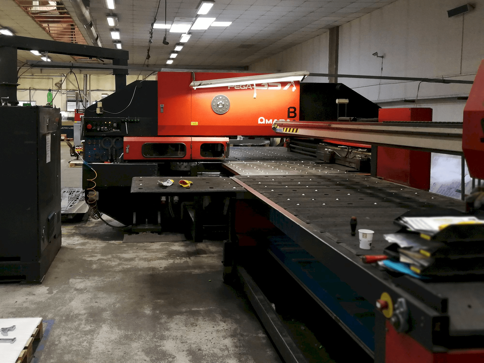 Koneen AMADA etunäkymä PEGA 357