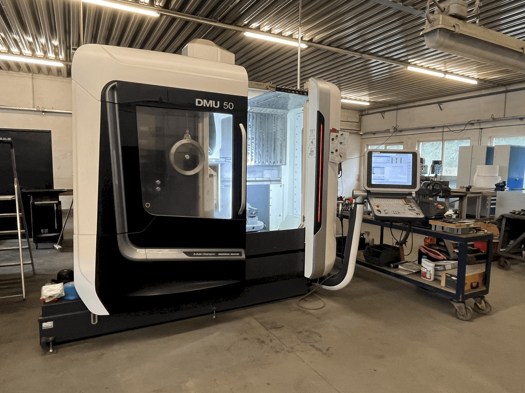 Koneen DECKEL MAHO DMU 50 etunäkymä