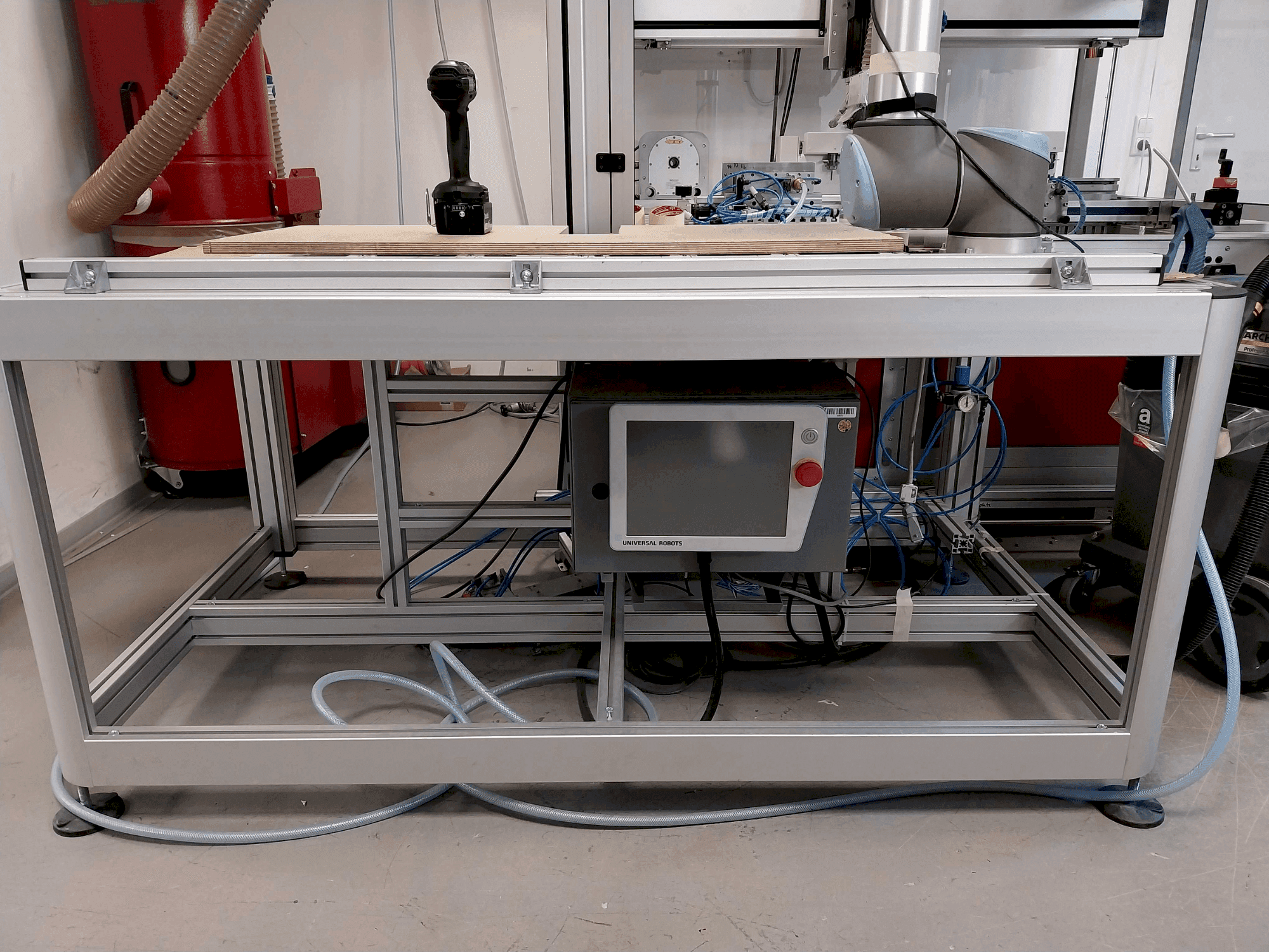 Koneen Universal Robots UR10 CB etunäkymä