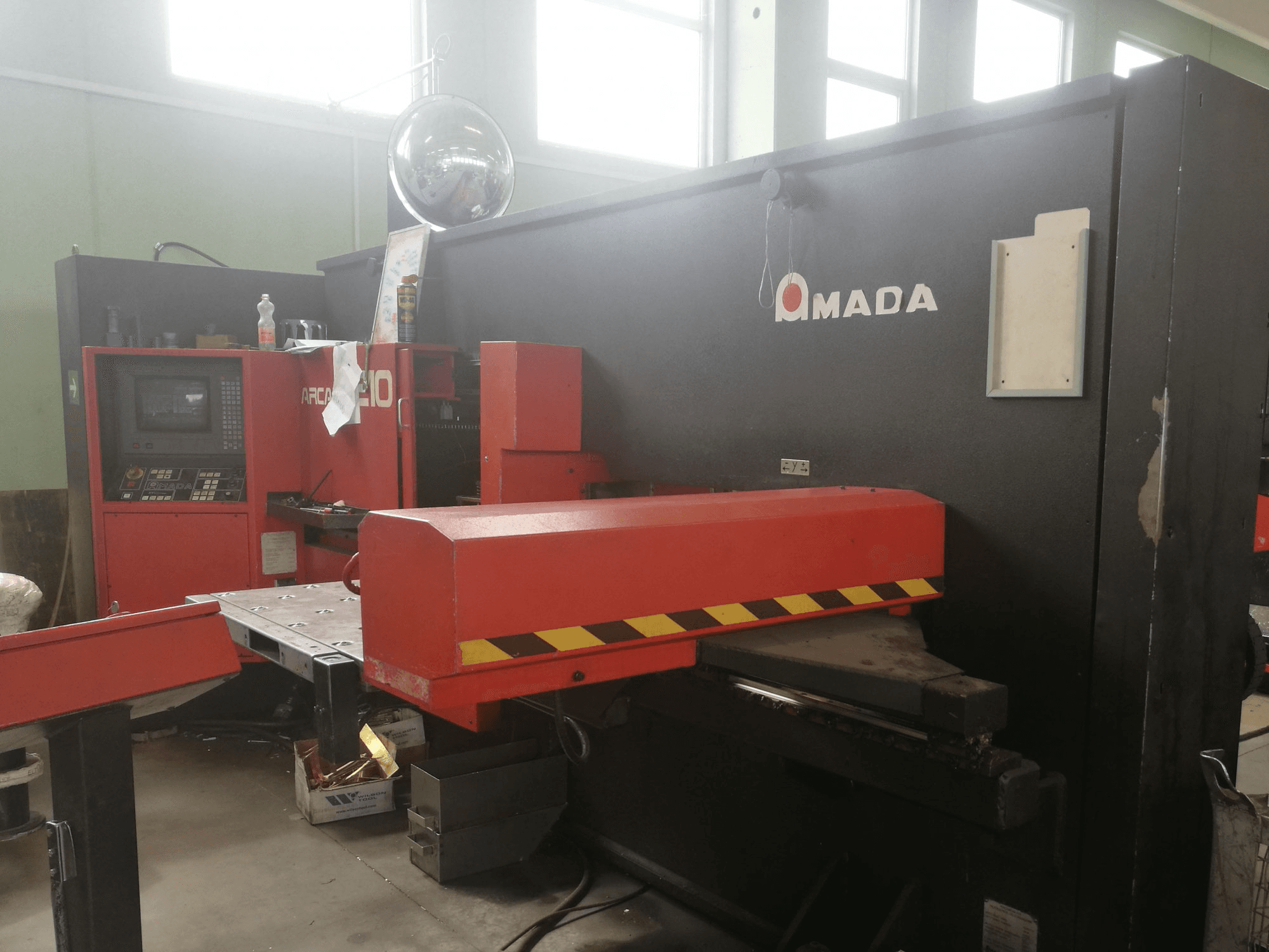 Koneen AMADA oikea näkymä ARCADE 210