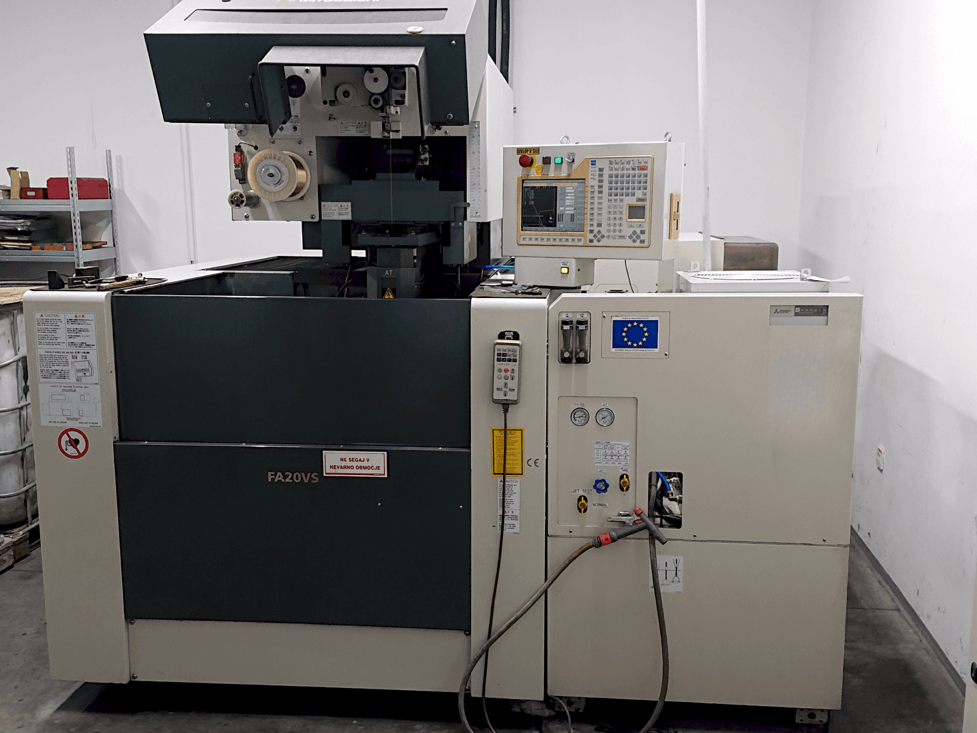 Koneen Mitsubishi Electric FA20-VS etunäkymä