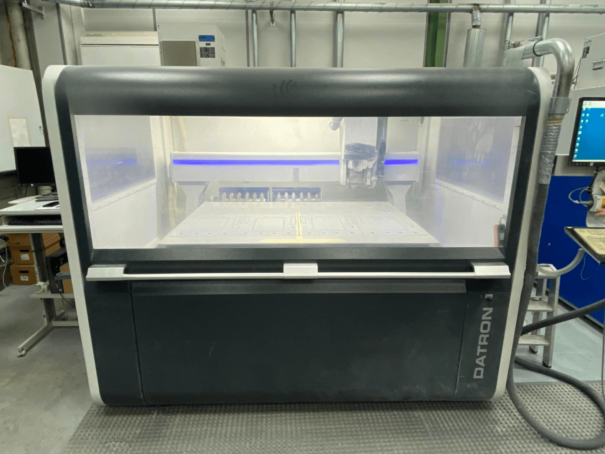 Datron MLCube B -pystytyöstökeskuksen etukuva, jossa näkyy läpinäkyvä kotelo ja ohjauspaneeli.