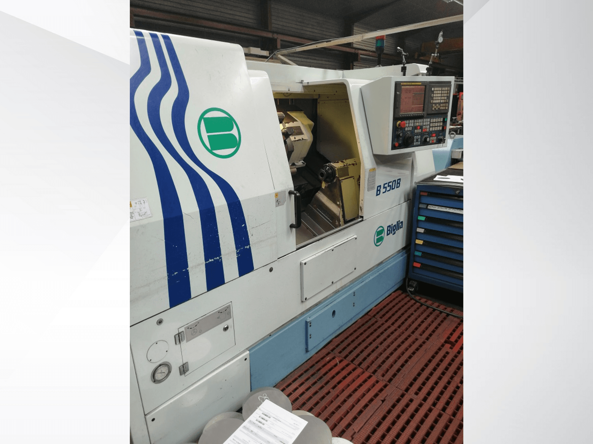 Biglia B 550 B CNC-sorvi edestä kuvattuna, jossa on ohjauspaneeli, metallityöalue ja värikäs työkalujen säilytys.