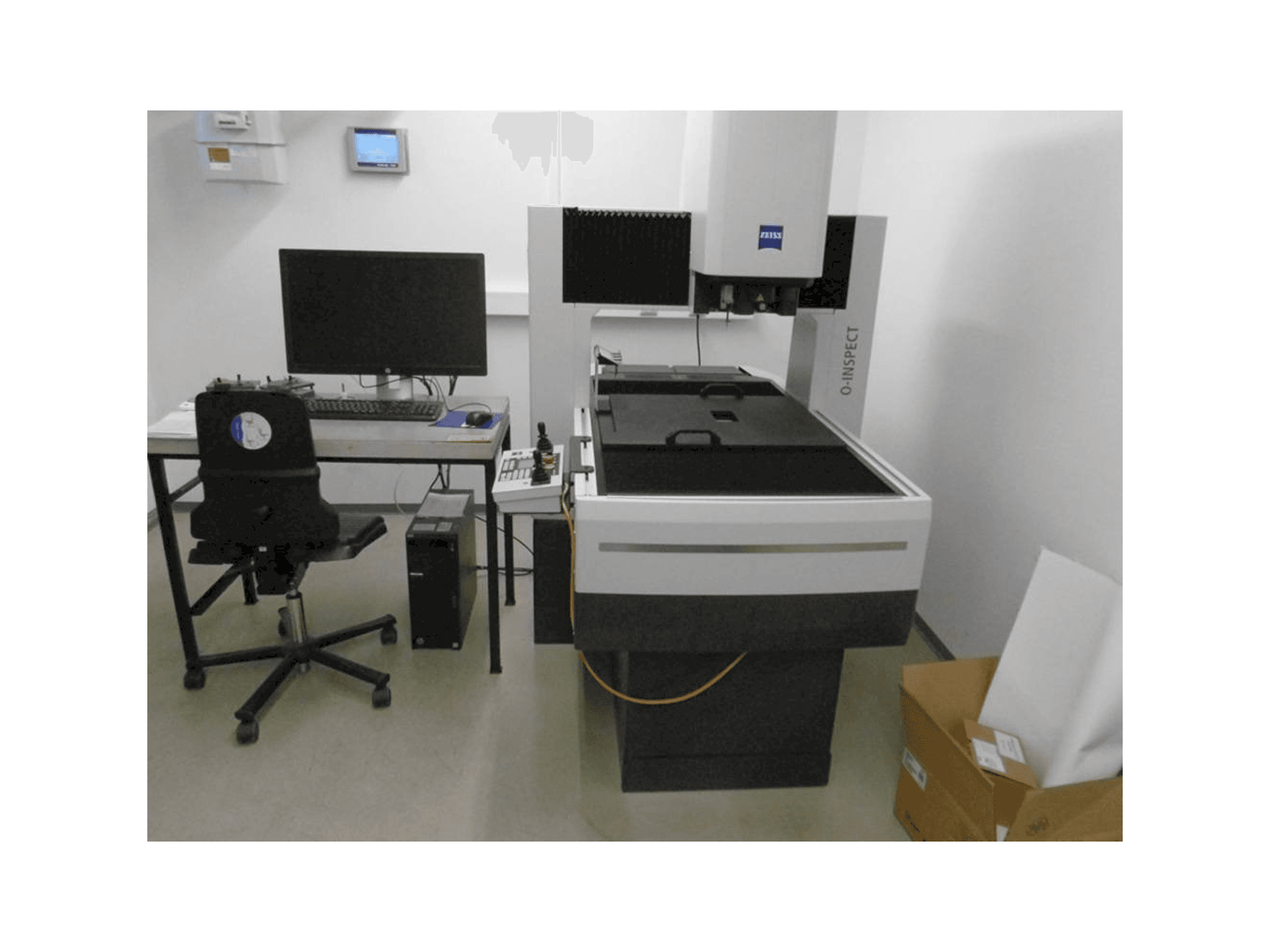 Koneen ZEISS O-Inspect 543 etunäkymä