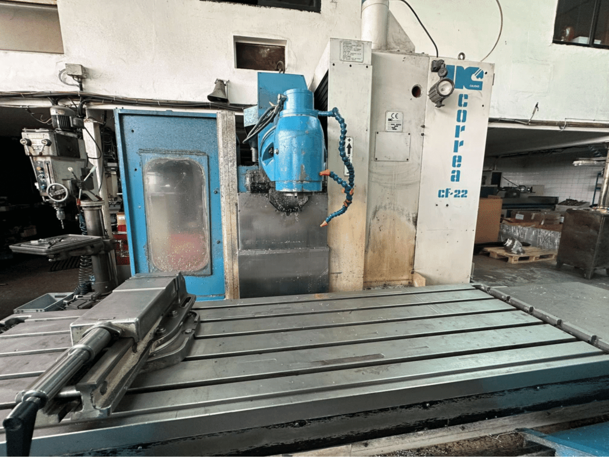 Correa CF-22 -jyrsinkone, etukuva; siinä on metallinen työpöytä ja sinivalkoinen ohjauspaneeli, jossa on nupit.