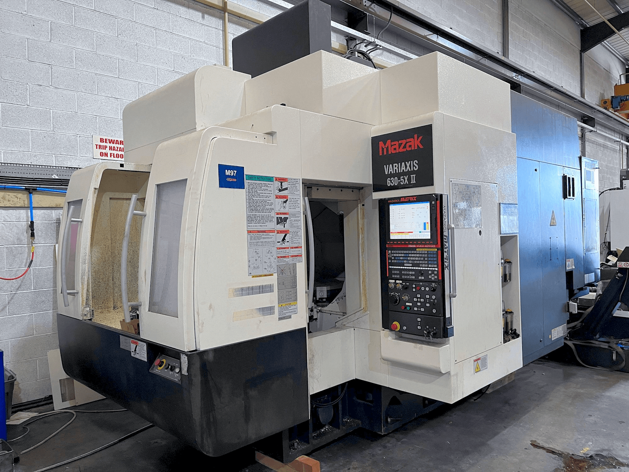Koneen Mazak 630-5AX II etunäkymä