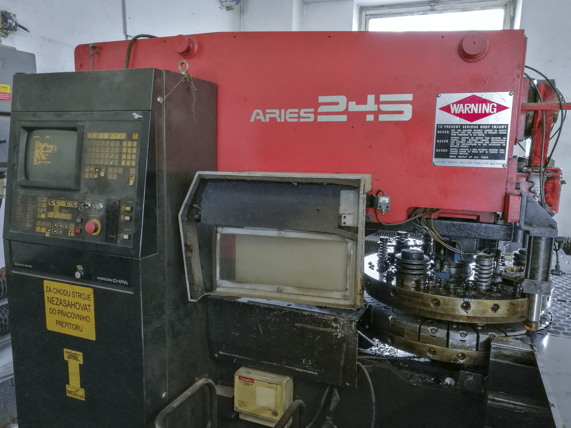 Koneen AMADA etunäkymäARIES 245