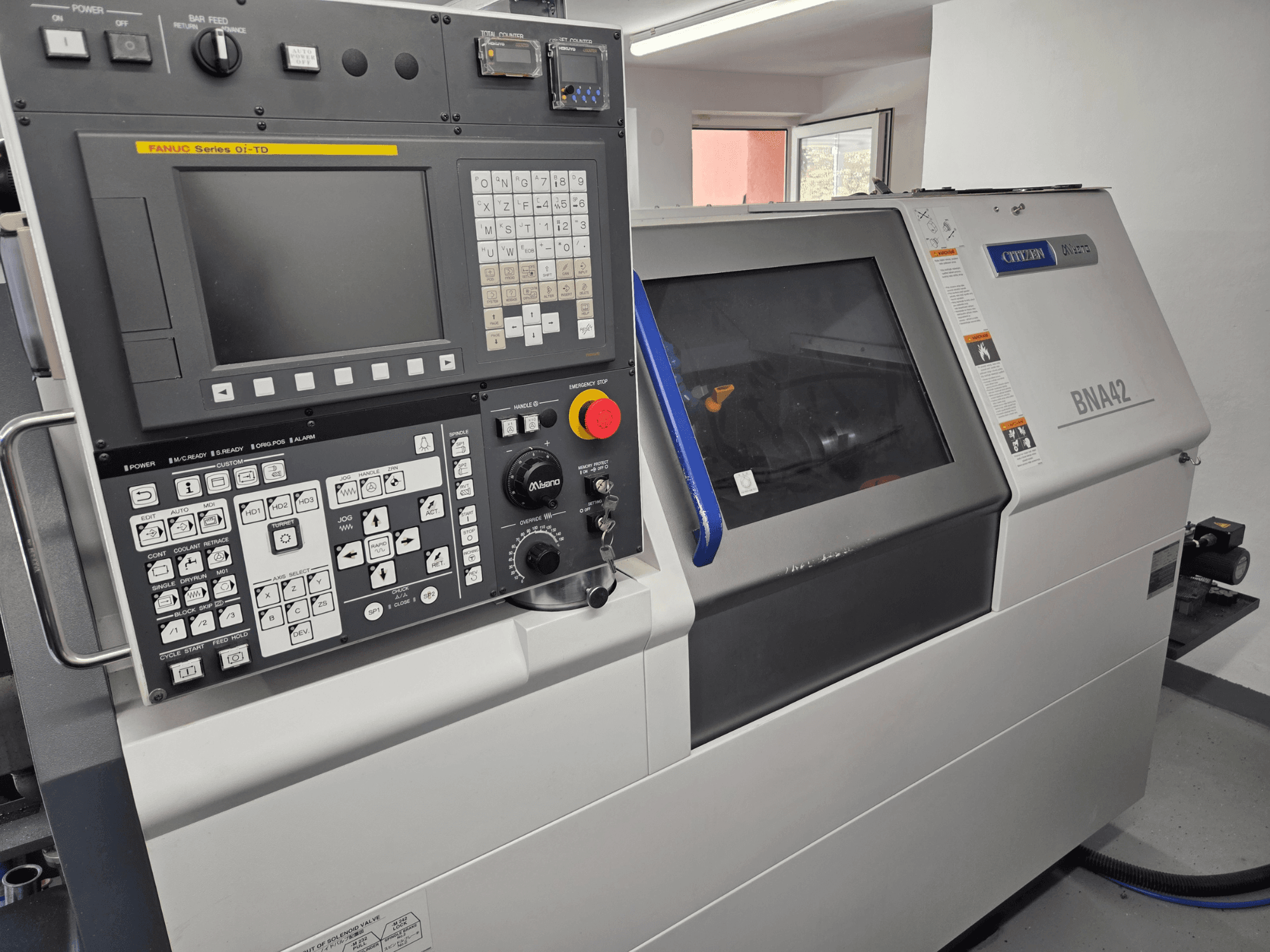 Miyano BNA42S2 -vaakasuora sorvi, etunäkymä, jossa näkyy ohjauspaneeli FANUC-sarjan Oi-TD-liitännällä ja näytöllä.