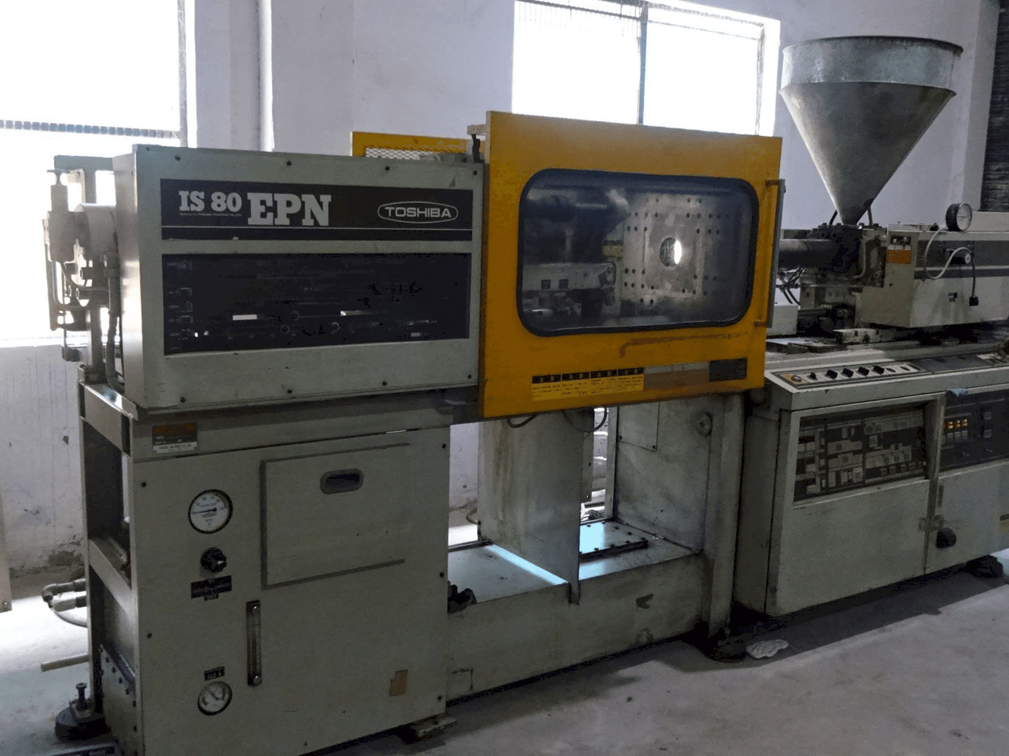 Koneen Toshiba vasen näkymä IS 80 EPN 2A