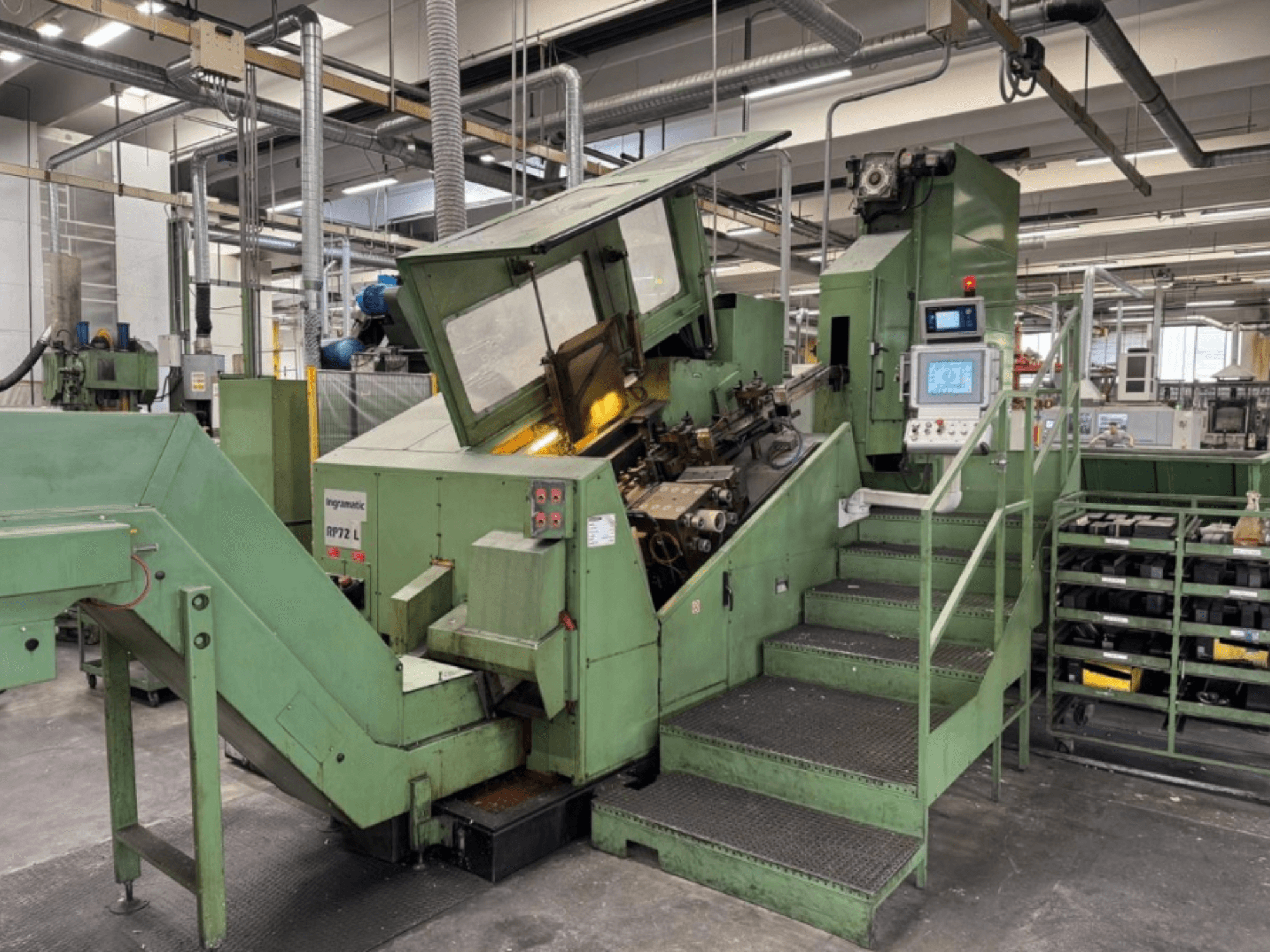 Ingramatic RP72 L, vihreä teollisuuskone, etukuva; siinä on ohjauspaneeli ja portaat, joissa on metallinen ritilätaso.