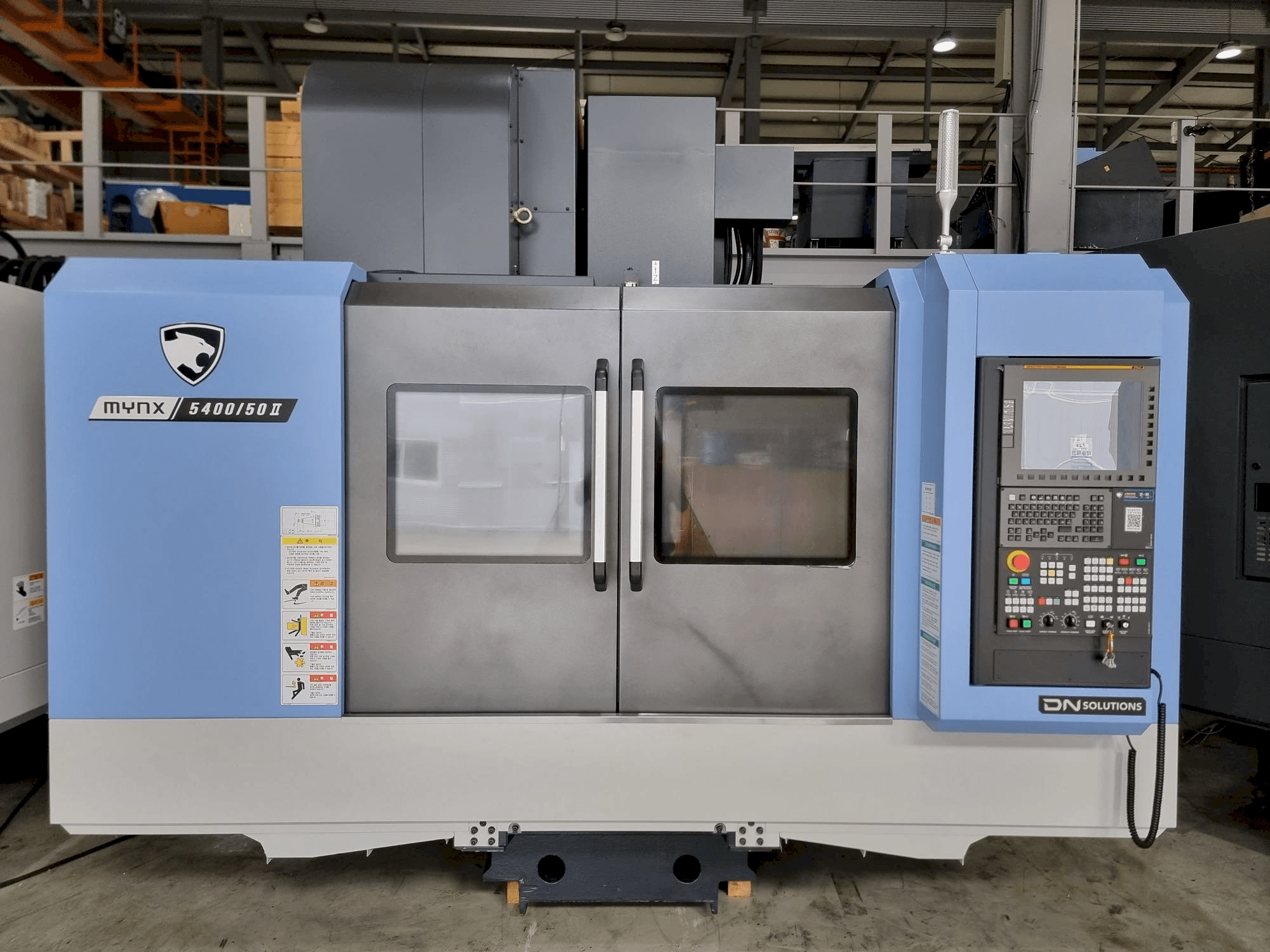 Koneen DOOSAN MYNX 5400/50 etunäkymä