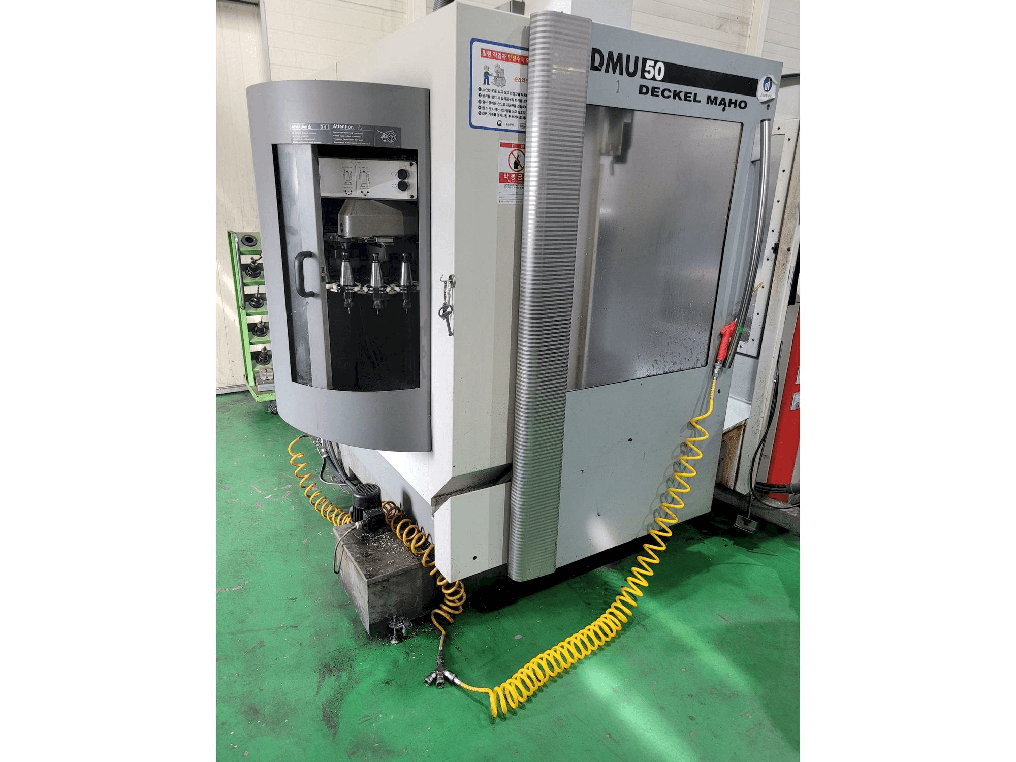 Koneen DECKEL MAHO DMU 50 etunäkymä