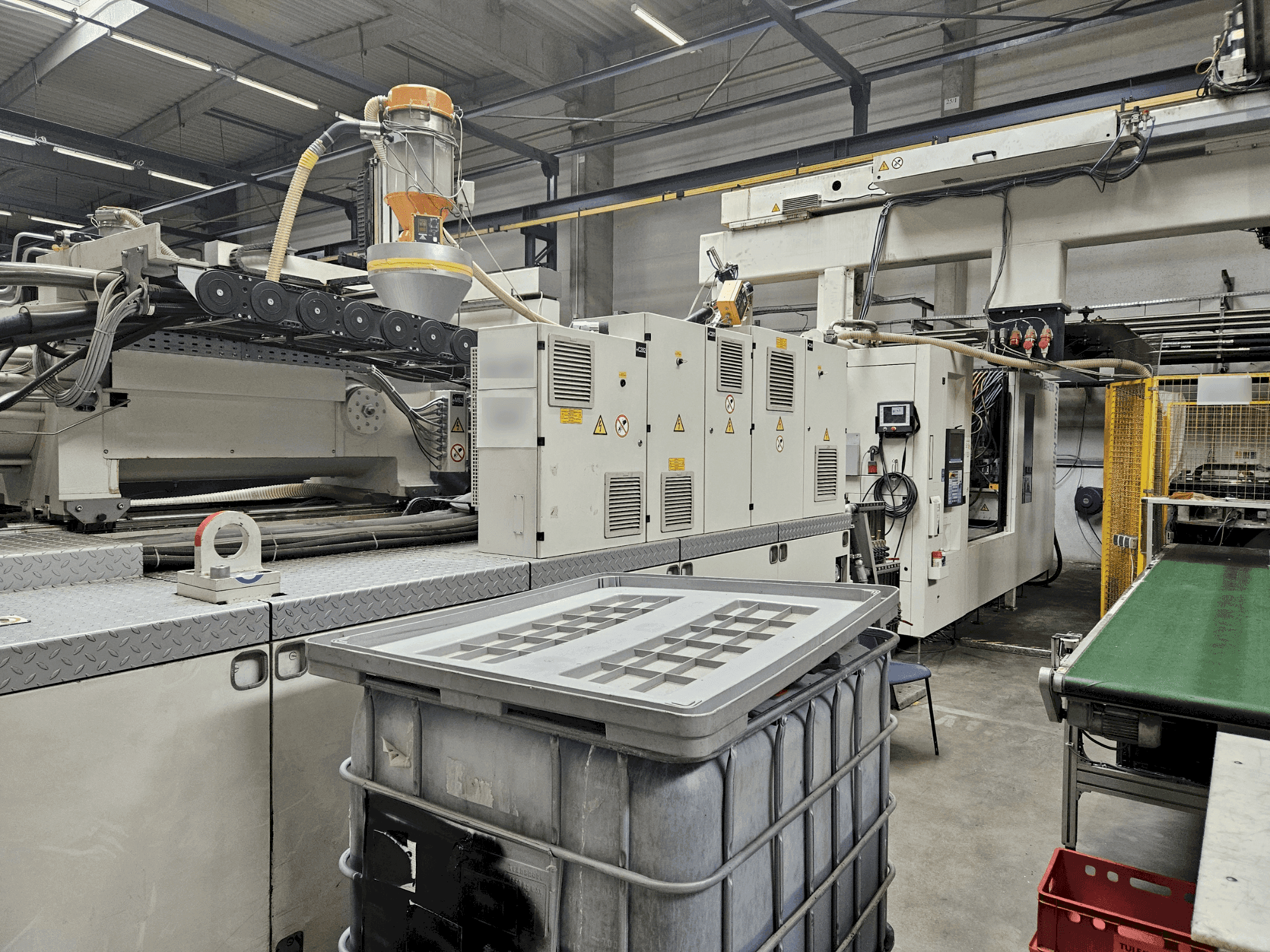 Koneen Krauss Maffei 850-12000 MX etunäkymä