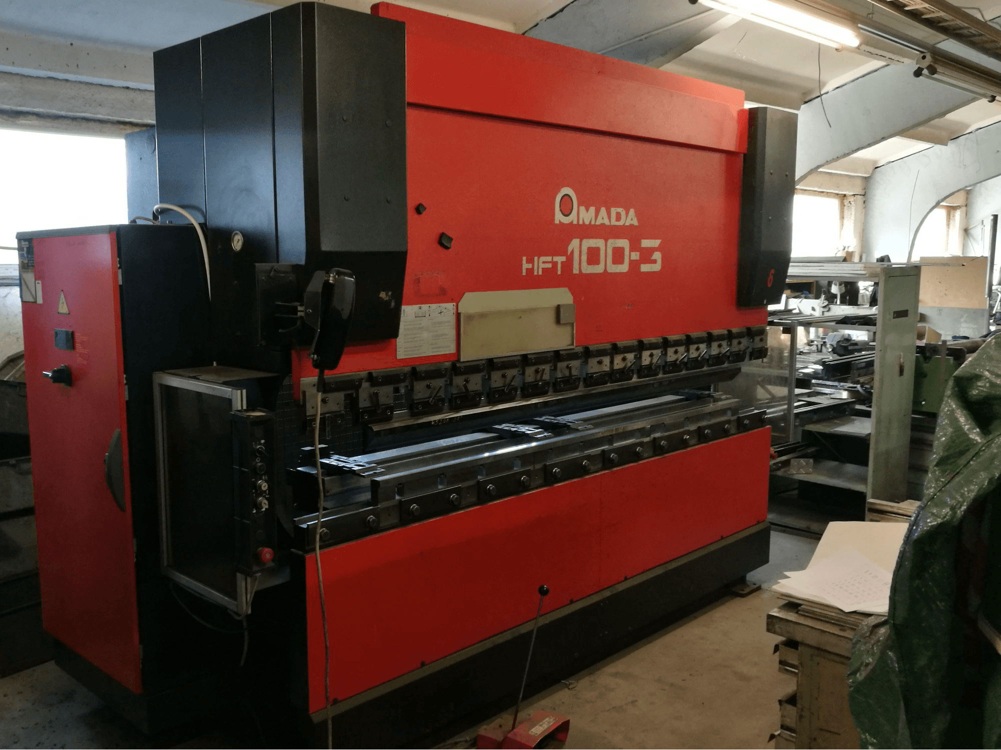 Koneen AMADA vasen näkymä HFT 100-3