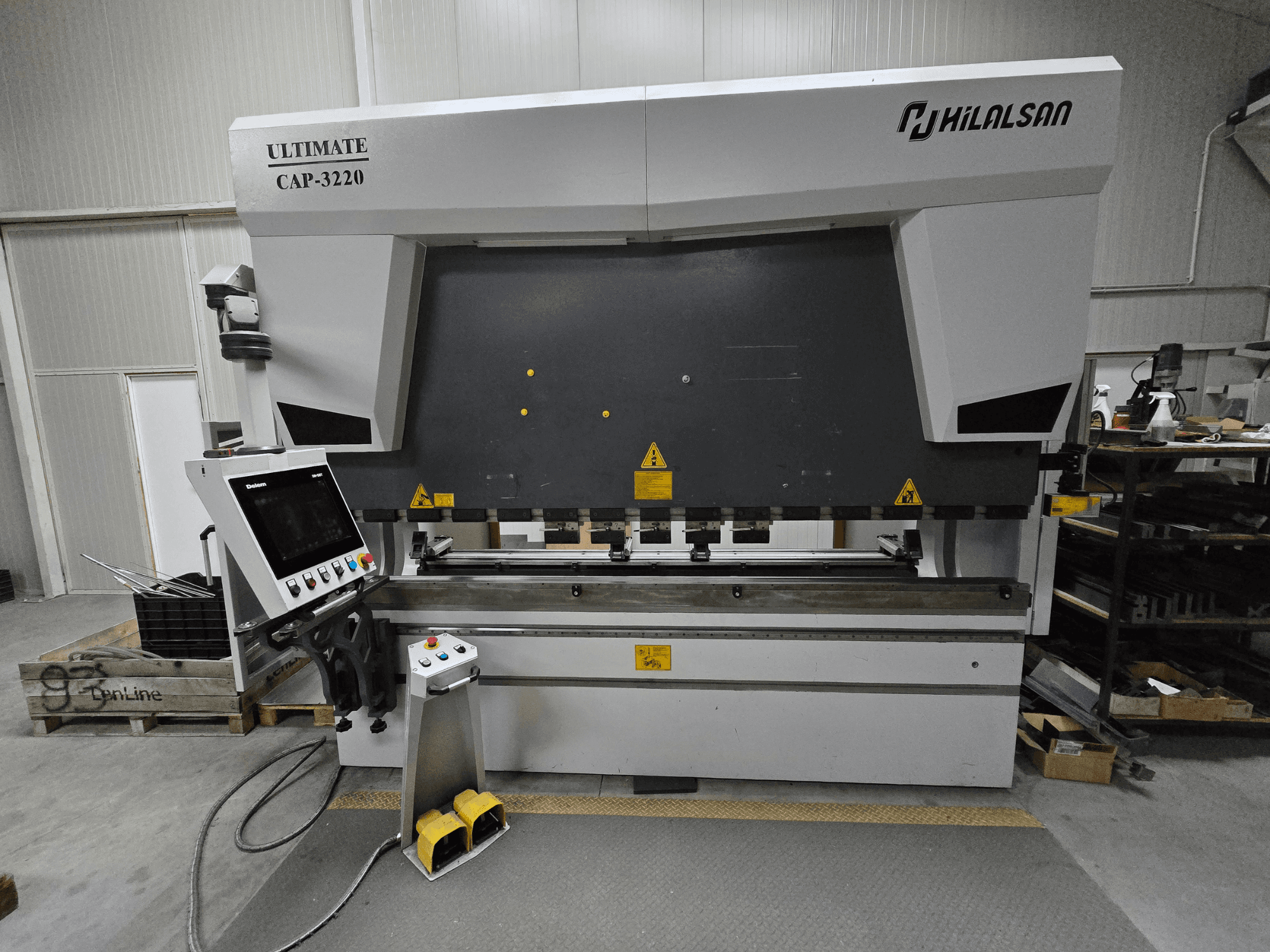 Ultimate CAP-3220 by Hilalsan, etukuva metallin taivutuskoneesta, jossa ohjauspaneeli ja jalkapolkimet näkyvissä.