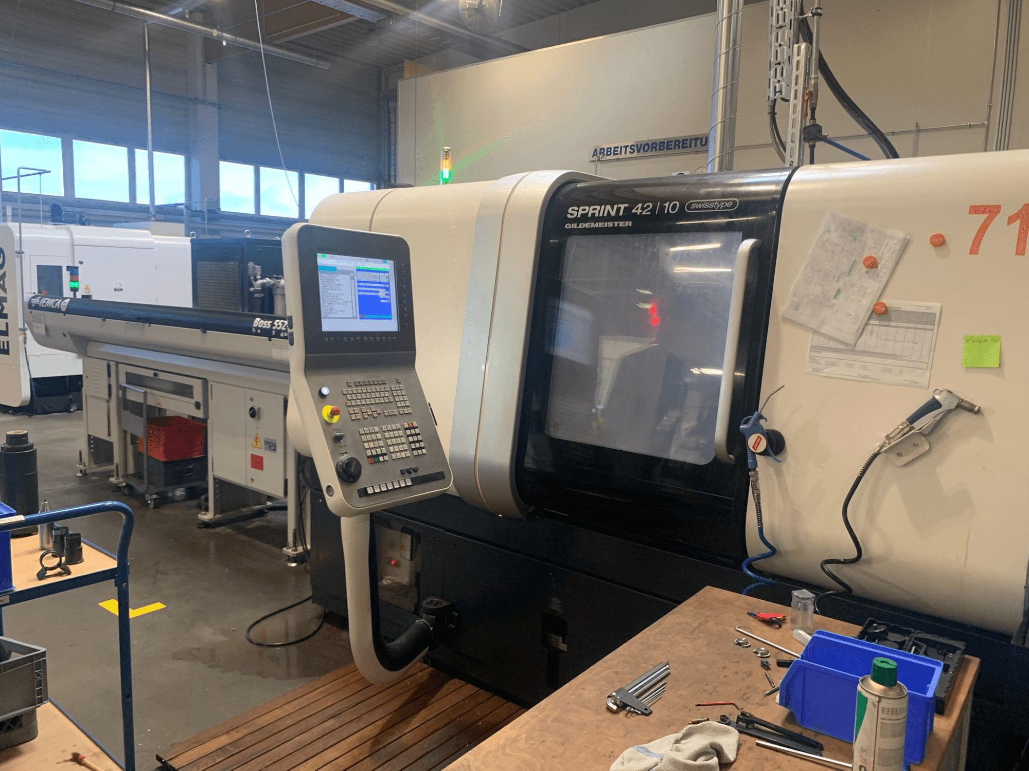 DMG MORI Sprint 42/10 lineaarinen sveitsiläistyyppinen sorvauskone, etukuva, jossa on ohjauspaneeli ja työtilan epäjärjestys.