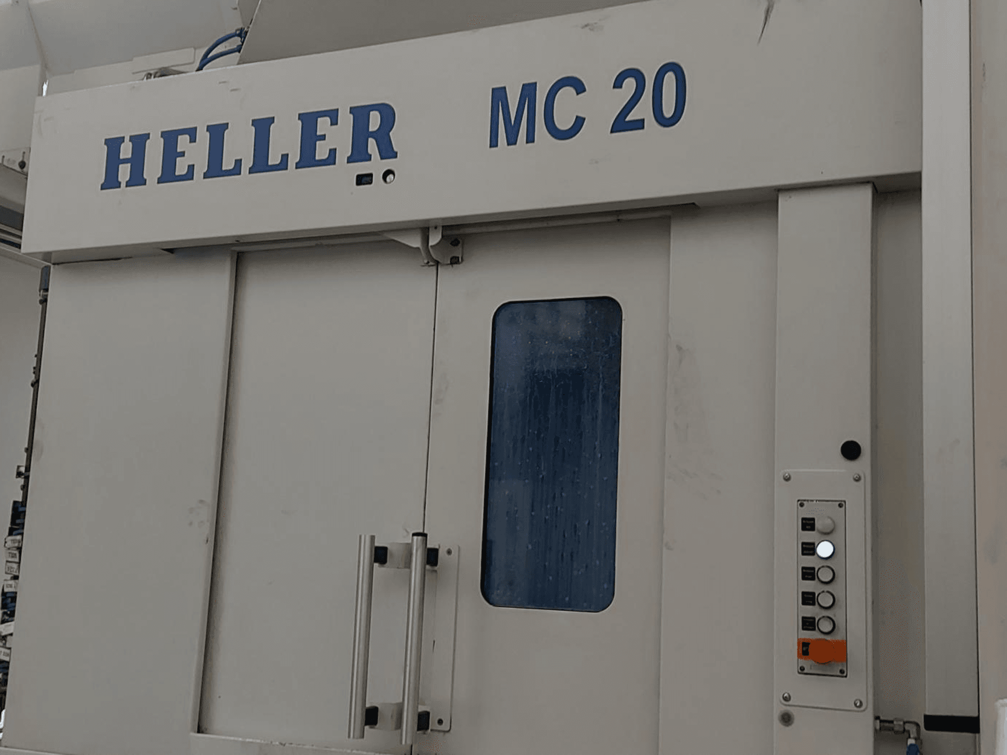 HELLER MC 20 -vaakakoneistuskeskuksen etukuva, jossa näkyy ohjauspaneeli ja etuikkuna.