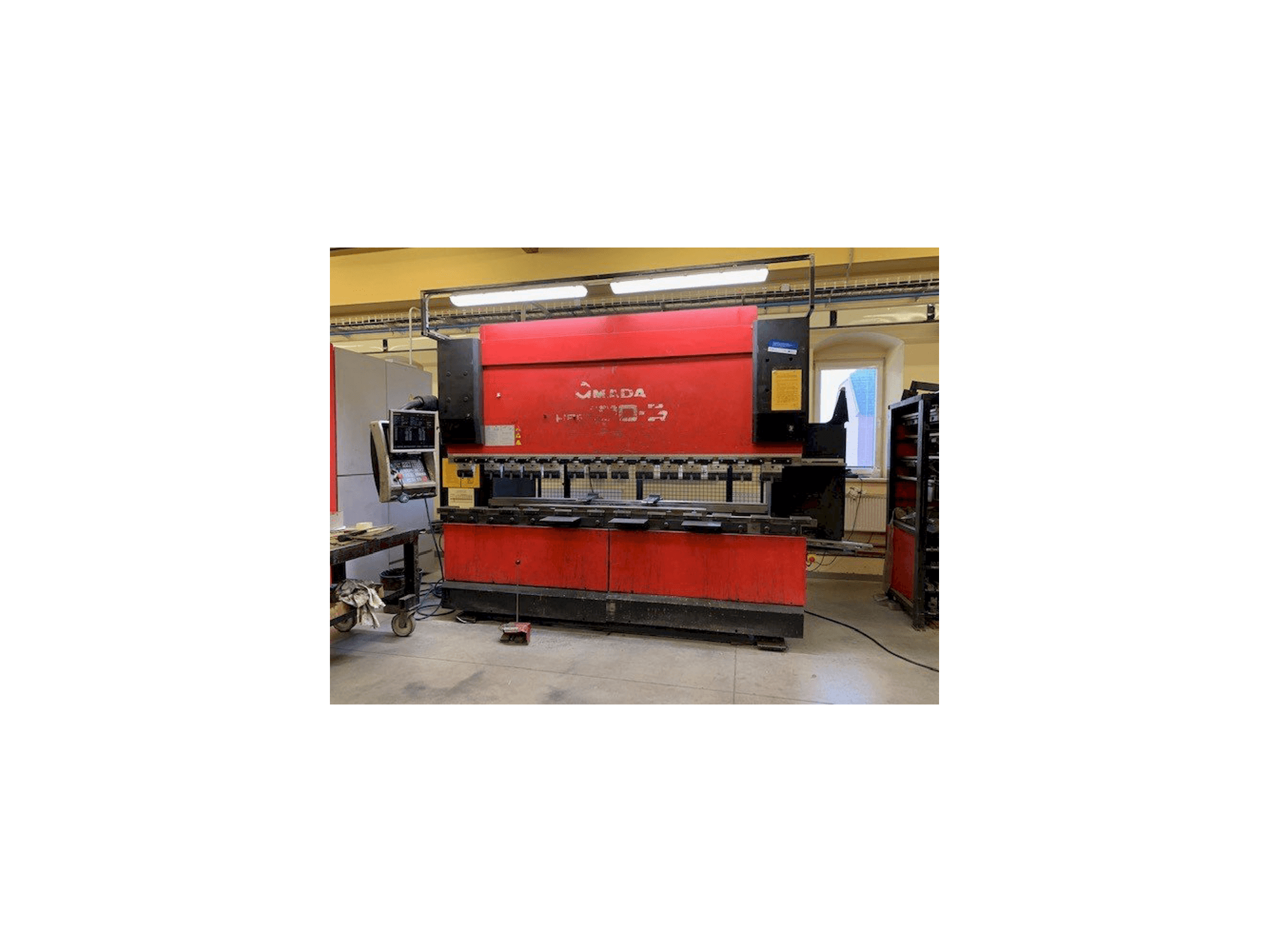 Koneen AMADA HFE 100-3 etunäkymä