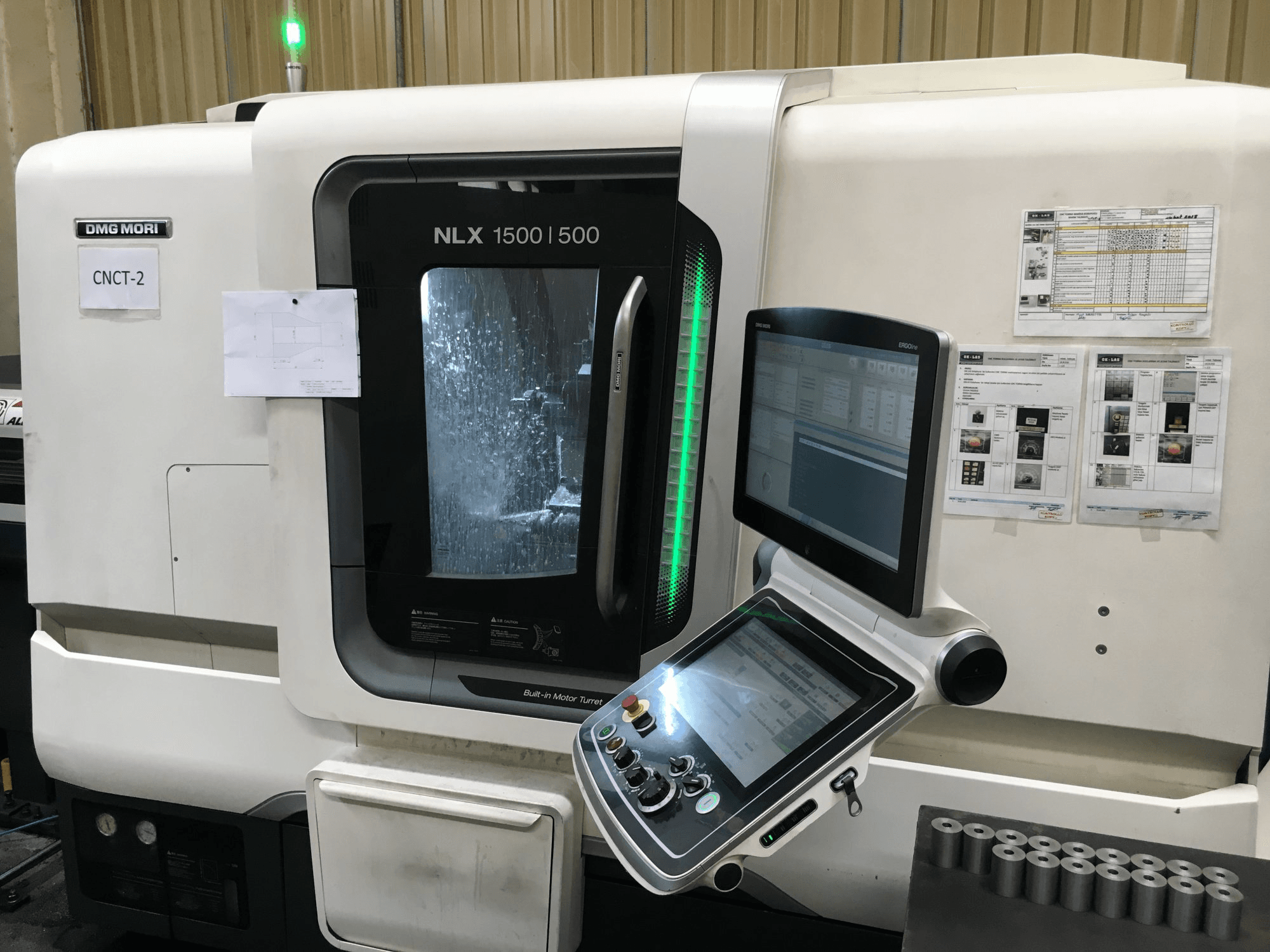 Koneen DMG MORI etunäkymä NLX 1500 SY/500