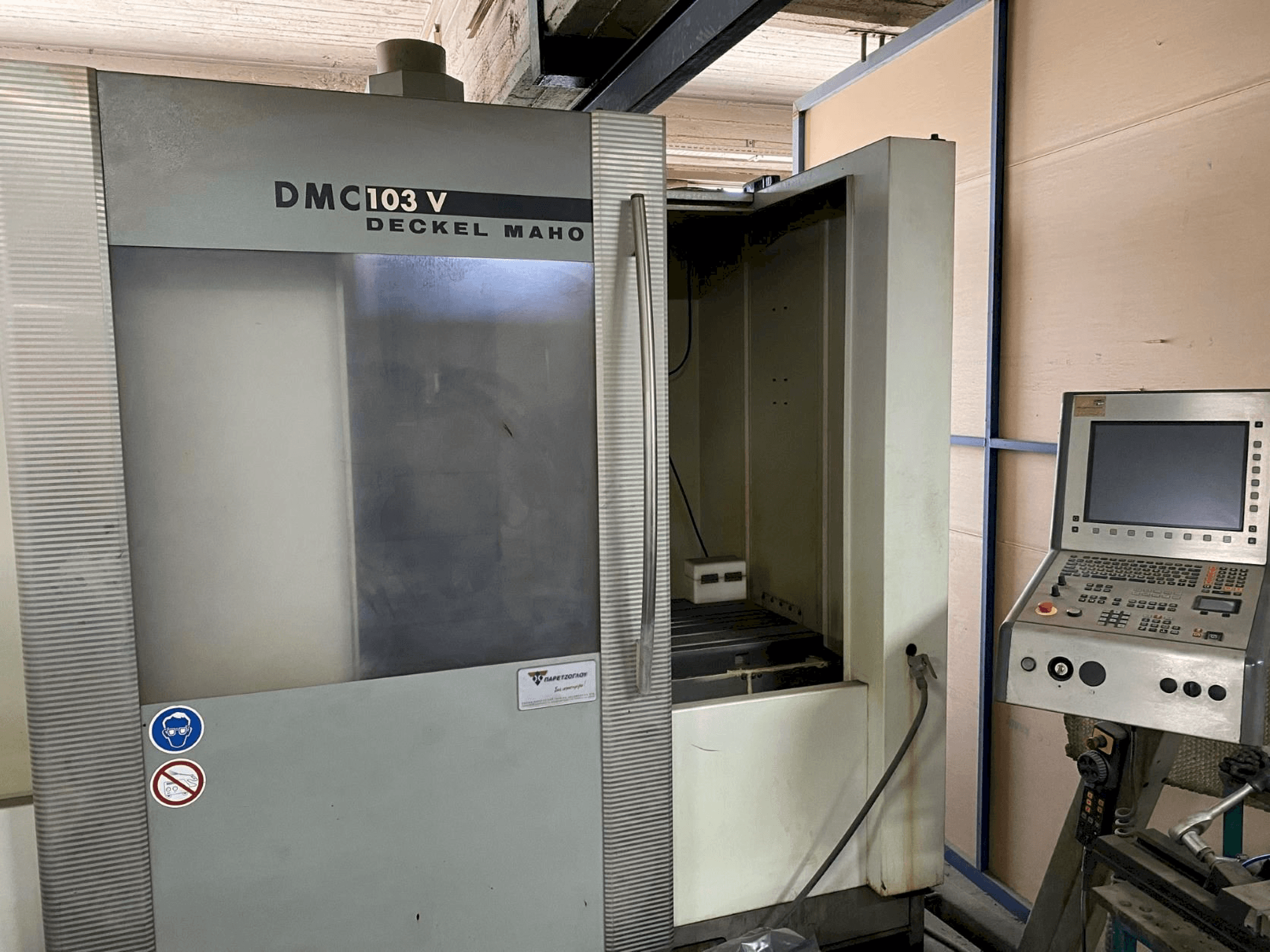Koneen DECKEL MAHO DMC 103 V etunäkymä