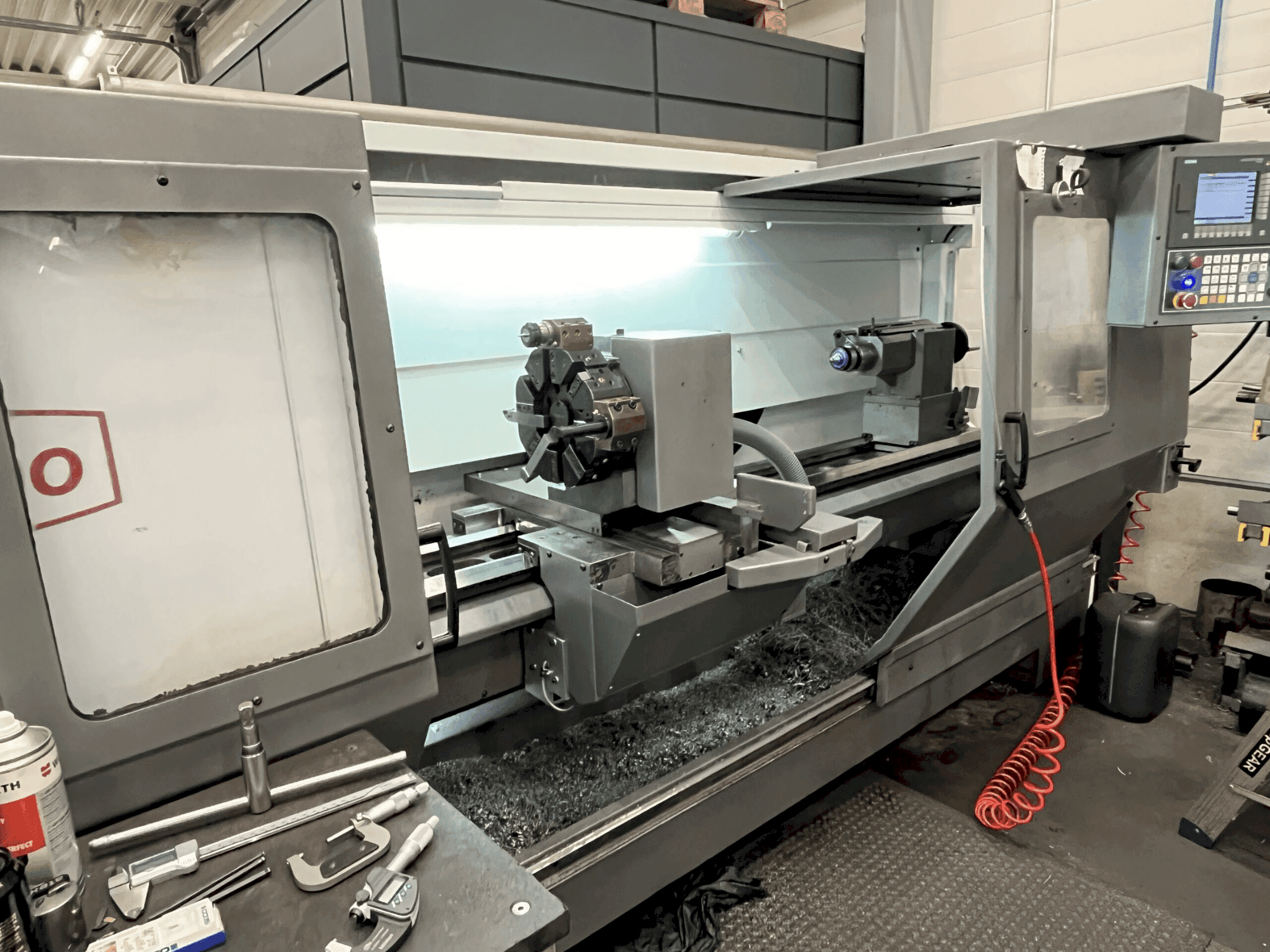 Koneen Pinacho SE 325/2000 etunäkymä