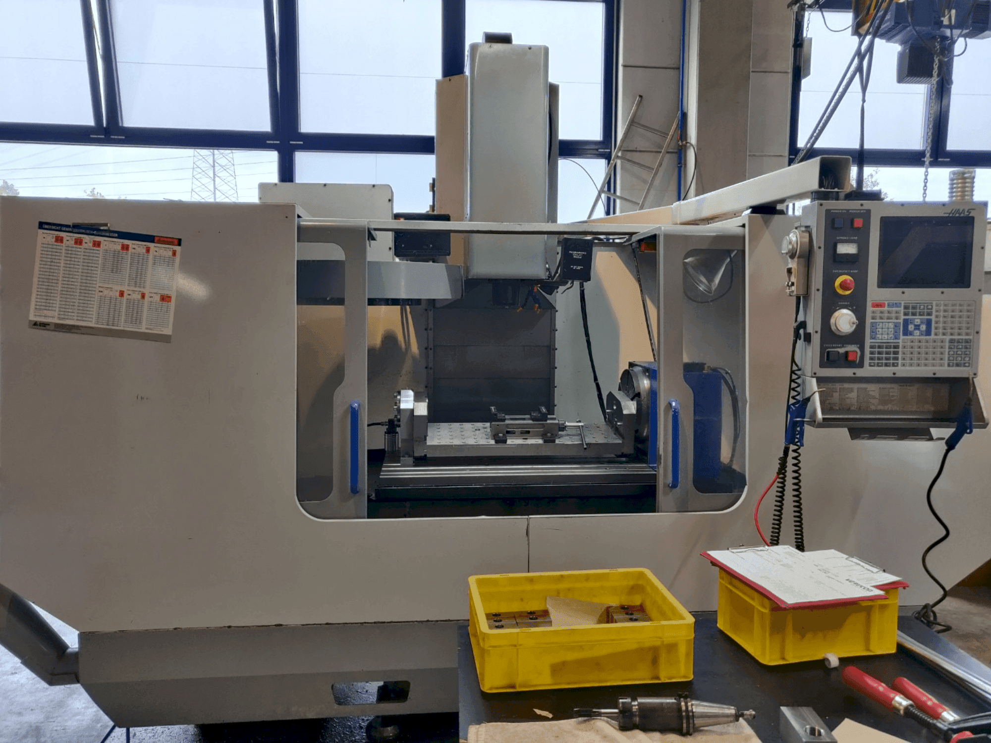 Koneen MIKRON VCE 1300/40 (2001) etunäkymä