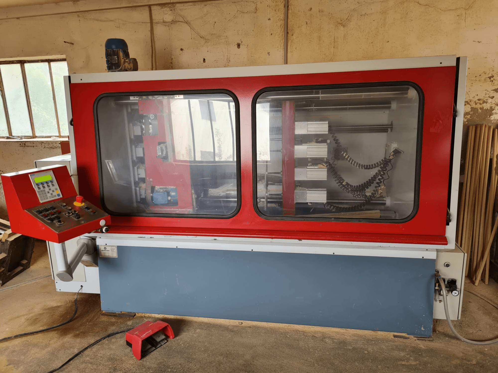 WEIRATHER KS1300/4 -puuhiomokone etukuvassa, jossa on ohjauspaneeli, läpinäkyvä kotelo ja näkyvät sisäiset komponentit.