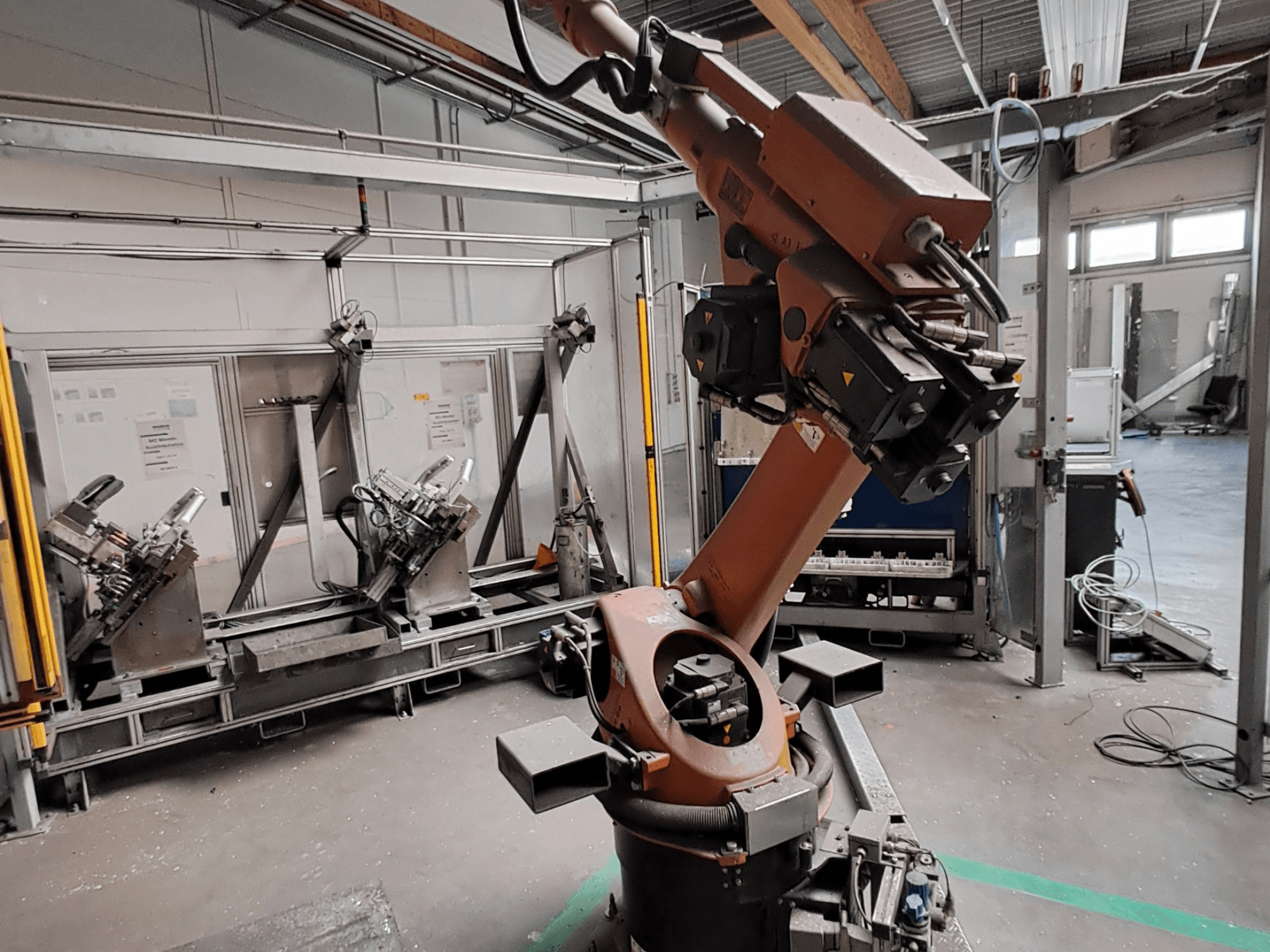 KUKA KR 30L16-2 -robottivarsi teollisuusympäristössä, sivukuva, jossa näkyvät varren nivelet ja tartuntatyökalut.