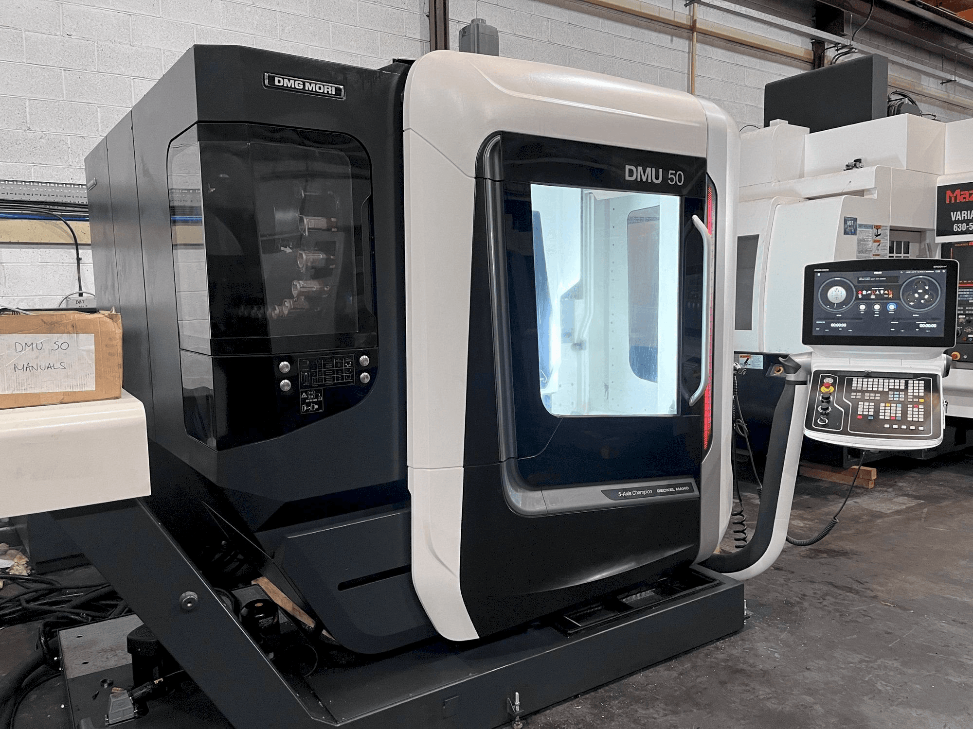 Koneen DMG DMU 50 etunäkymä