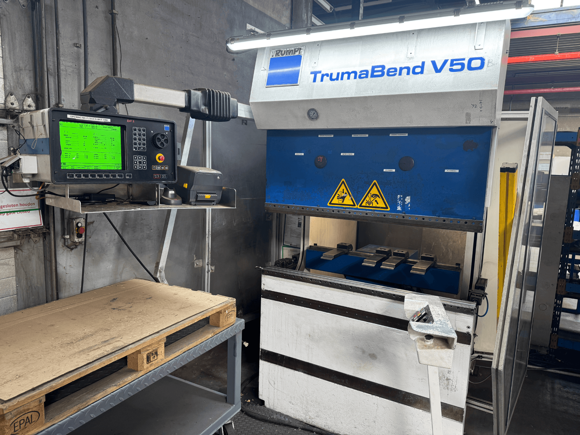TRUMPF TrumaBend V50 -puristusjarru, etukuva, jossa on ohjauspaneeli, jossa näkyvät asetukset ja varoitusmerkit.