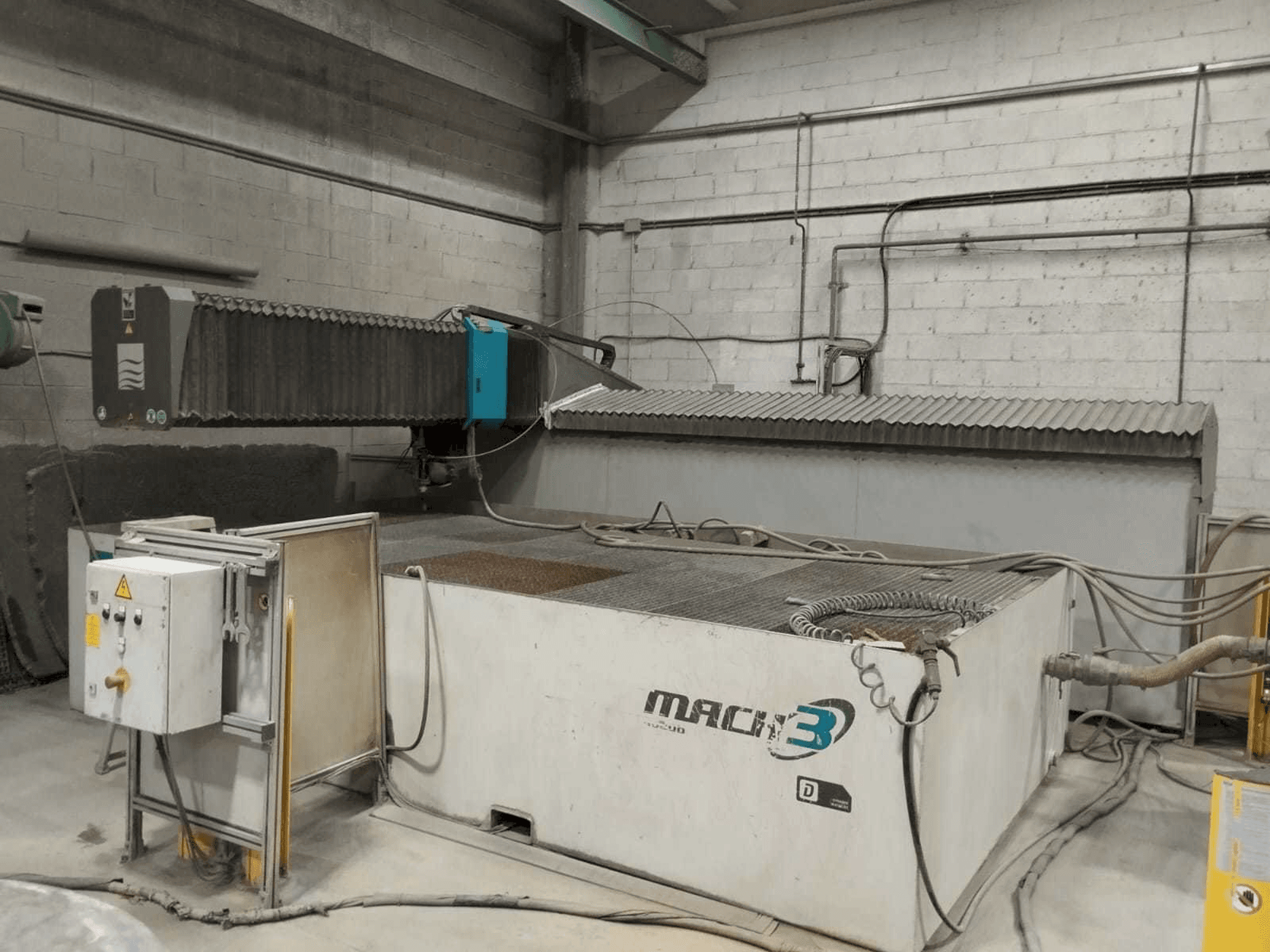 Koneen Flow Mach3 4020B etunäkymä