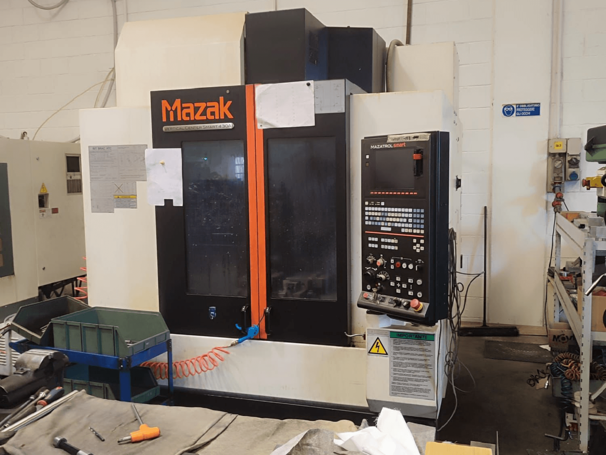 Mazak VCS 430A -pystytyöstökeskus, etukuva, jossa näkyy ohjauspaneeli ja toiminnalliset yksityiskohdat työpajatilassa.