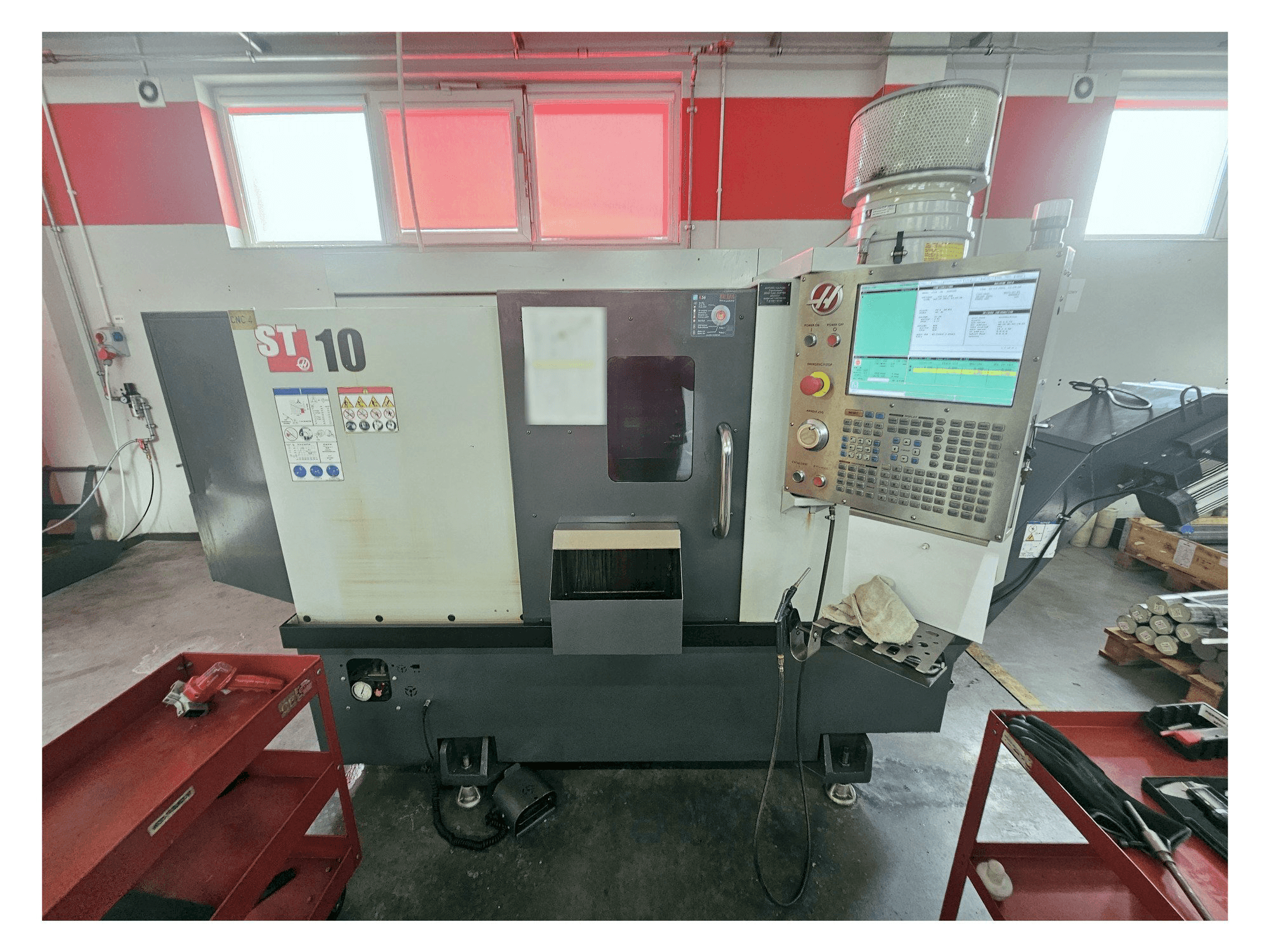 Koneen HAAS ST-10 etunäkymä