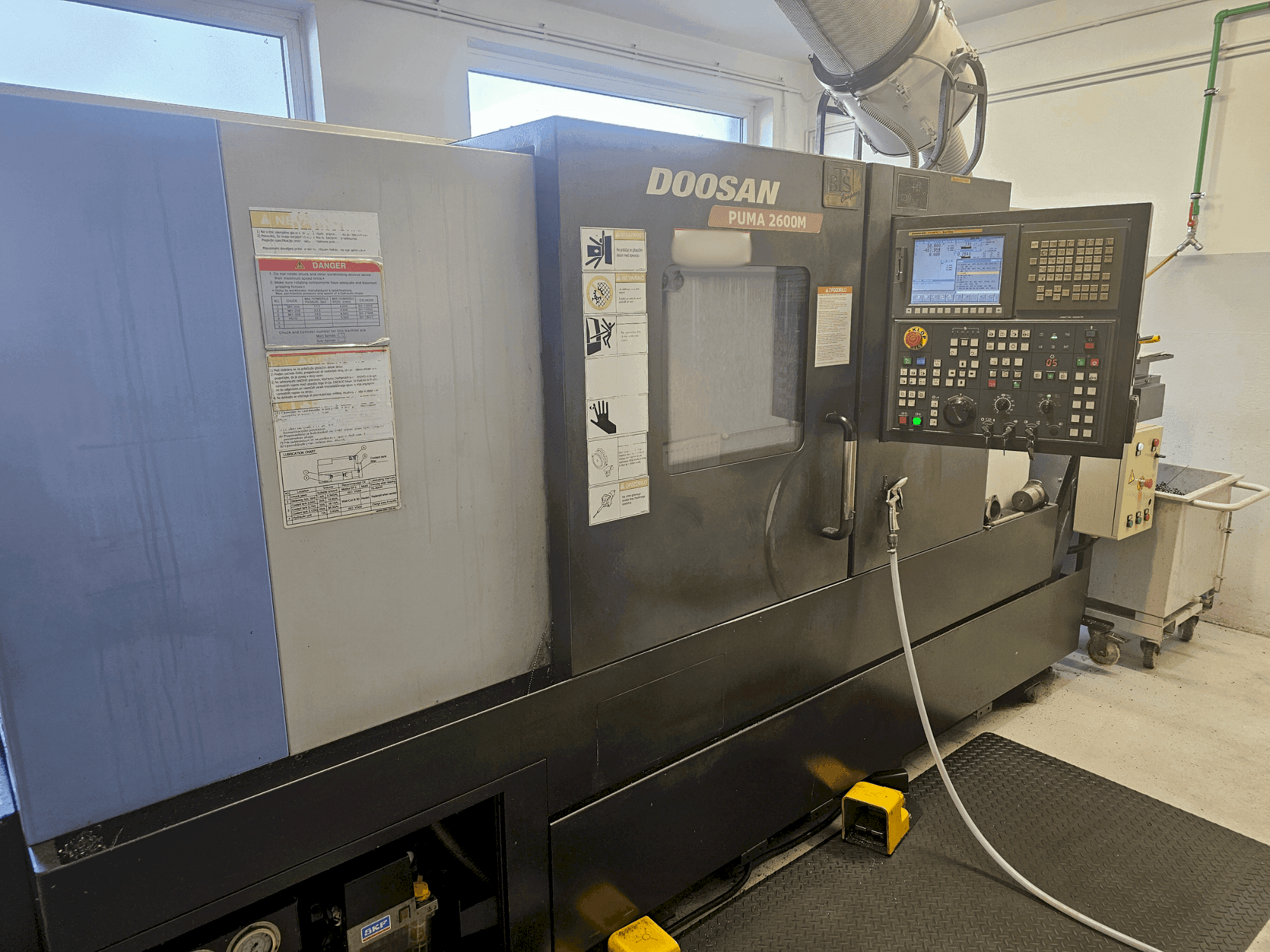 Koneen DOOSAN Puma 2600M etunäkymä