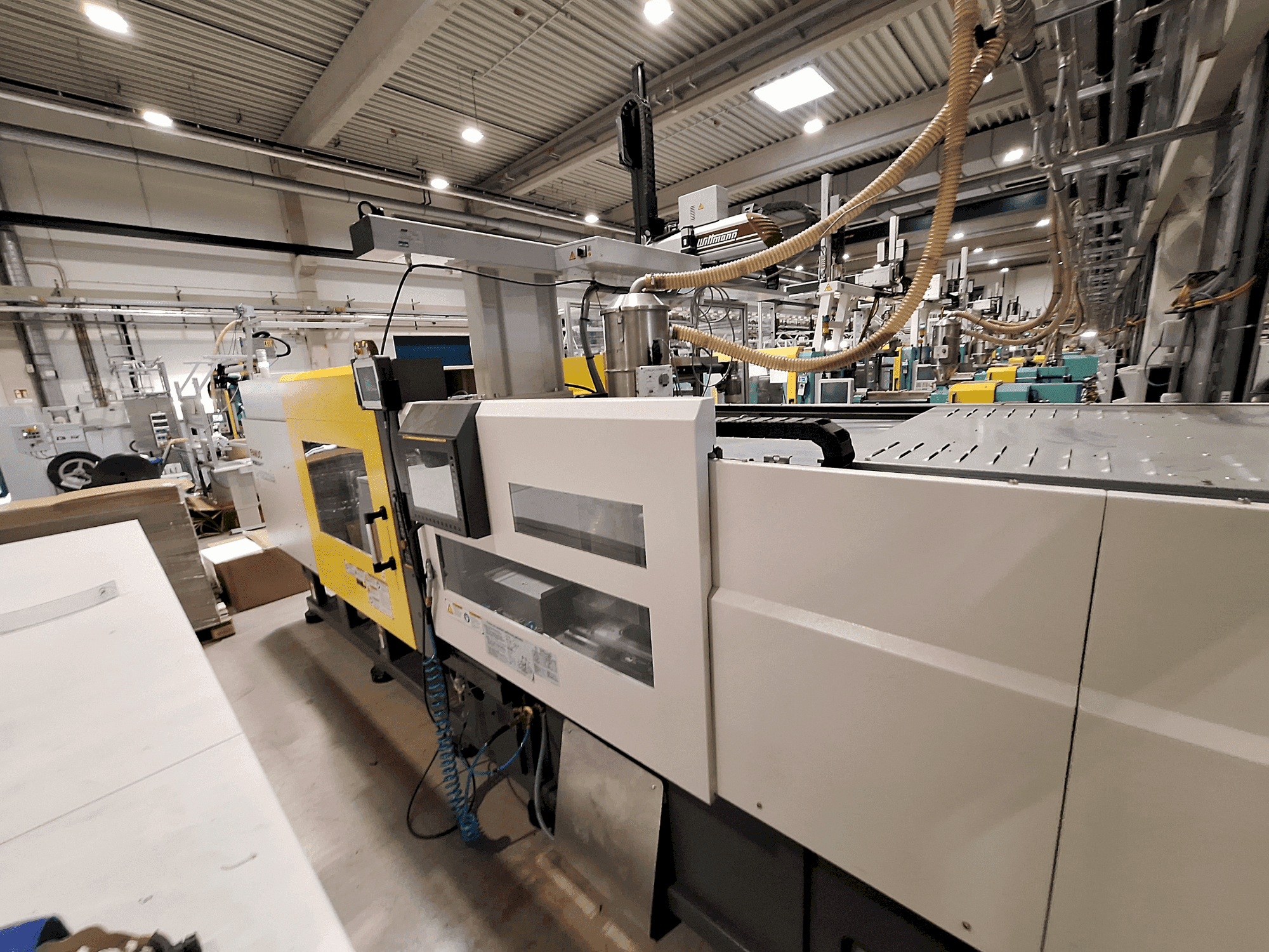 Koneen FANUC Roboshot S220iA etunäkymä
