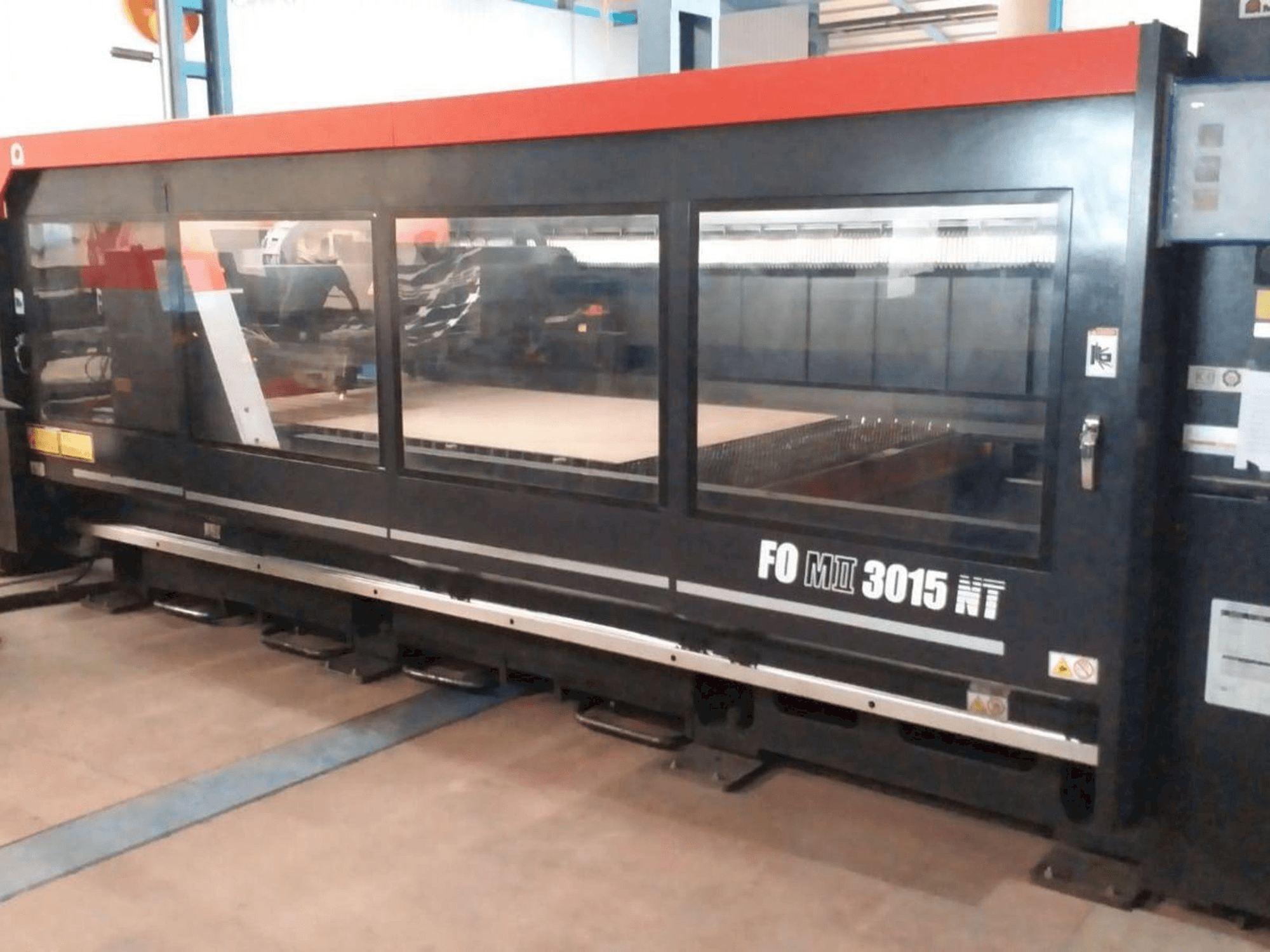 Koneen AMADA F0M2 3015 MT etunäkymä