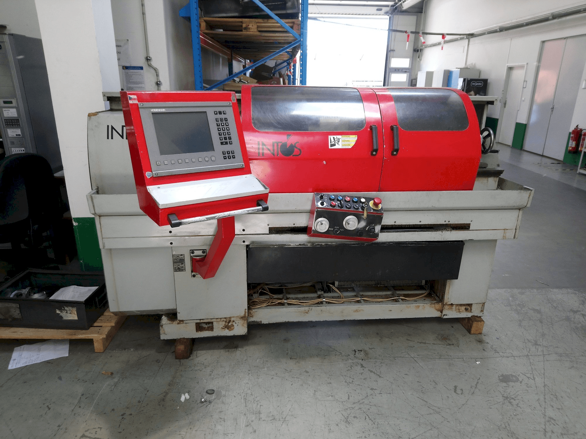 Koneen INTOS E-160 etunäkymä