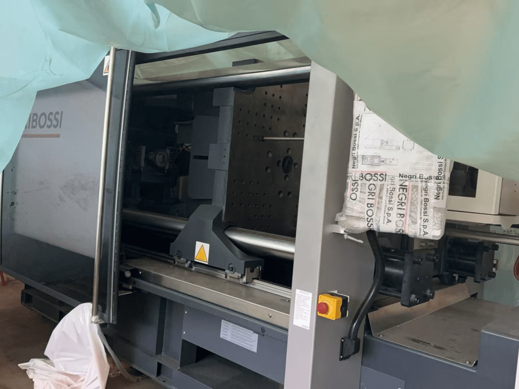 Negri Bossi NOVA e350T H1550 sähköinen ruiskuvalukone, sivukuva, jossa näkyy avoin ovi ja sisäiset osat.