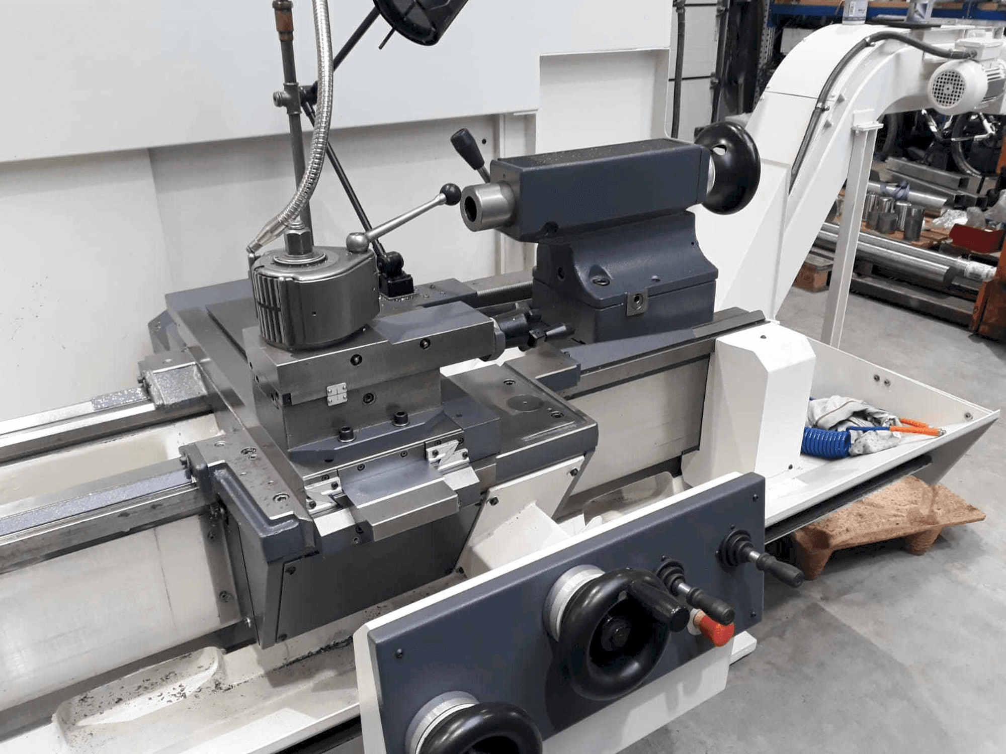 Koneen BOEHRINGER DUS 560 etunäkymä