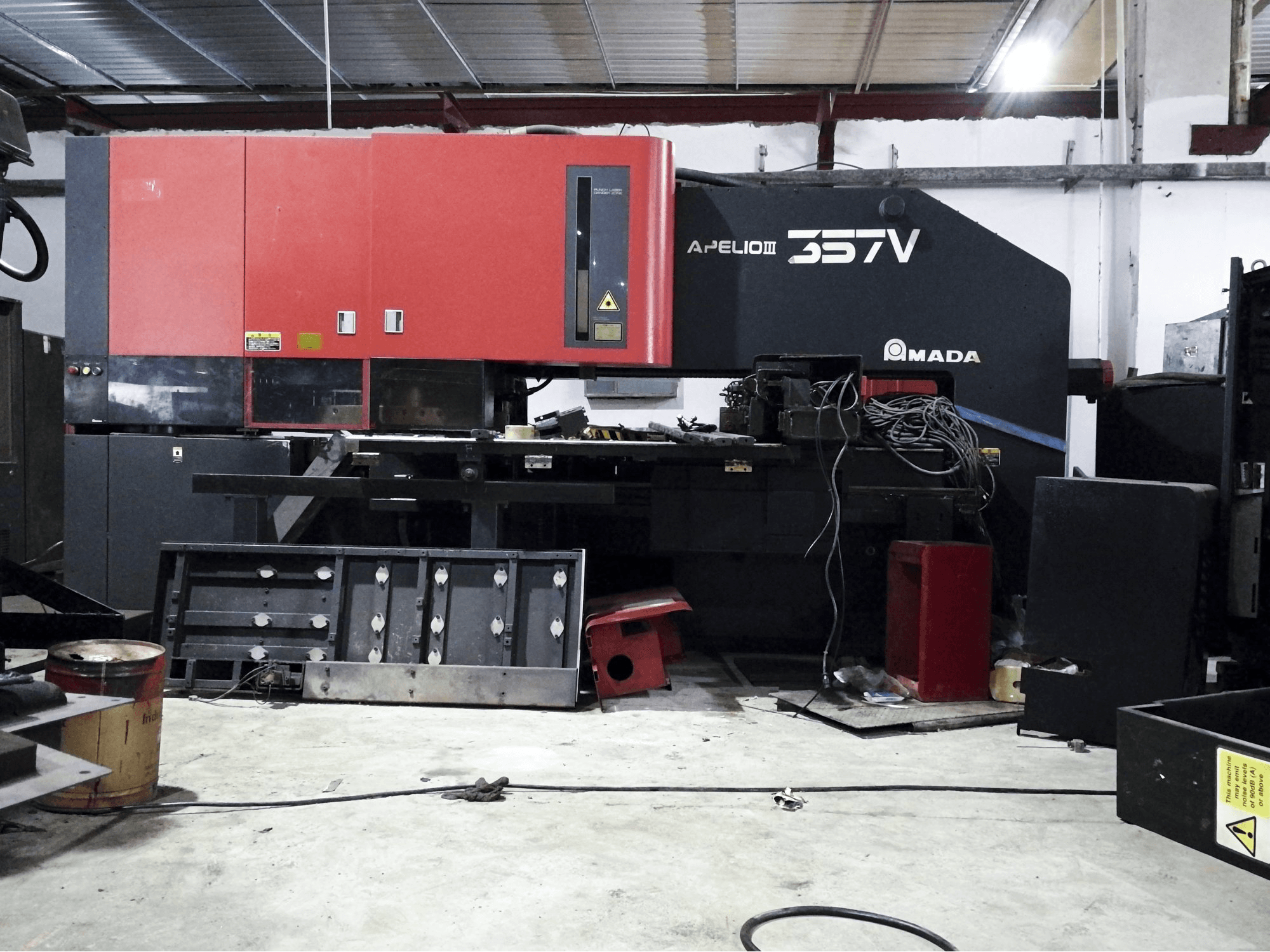 Koneen AMADA etunäkymä APELIO III-357V