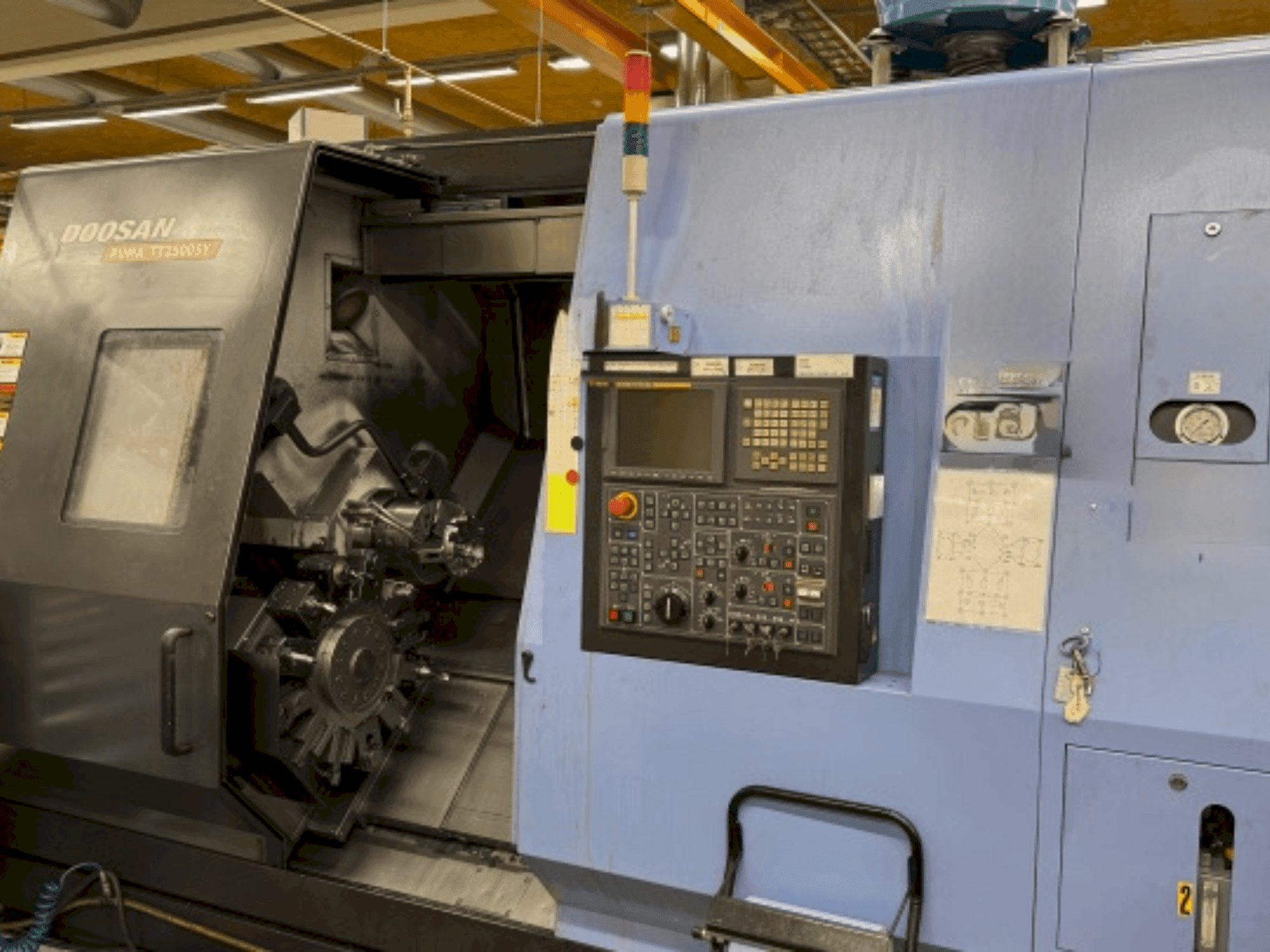 Koneen DOOSAN Puma TT 2500 SY etunäkymä
