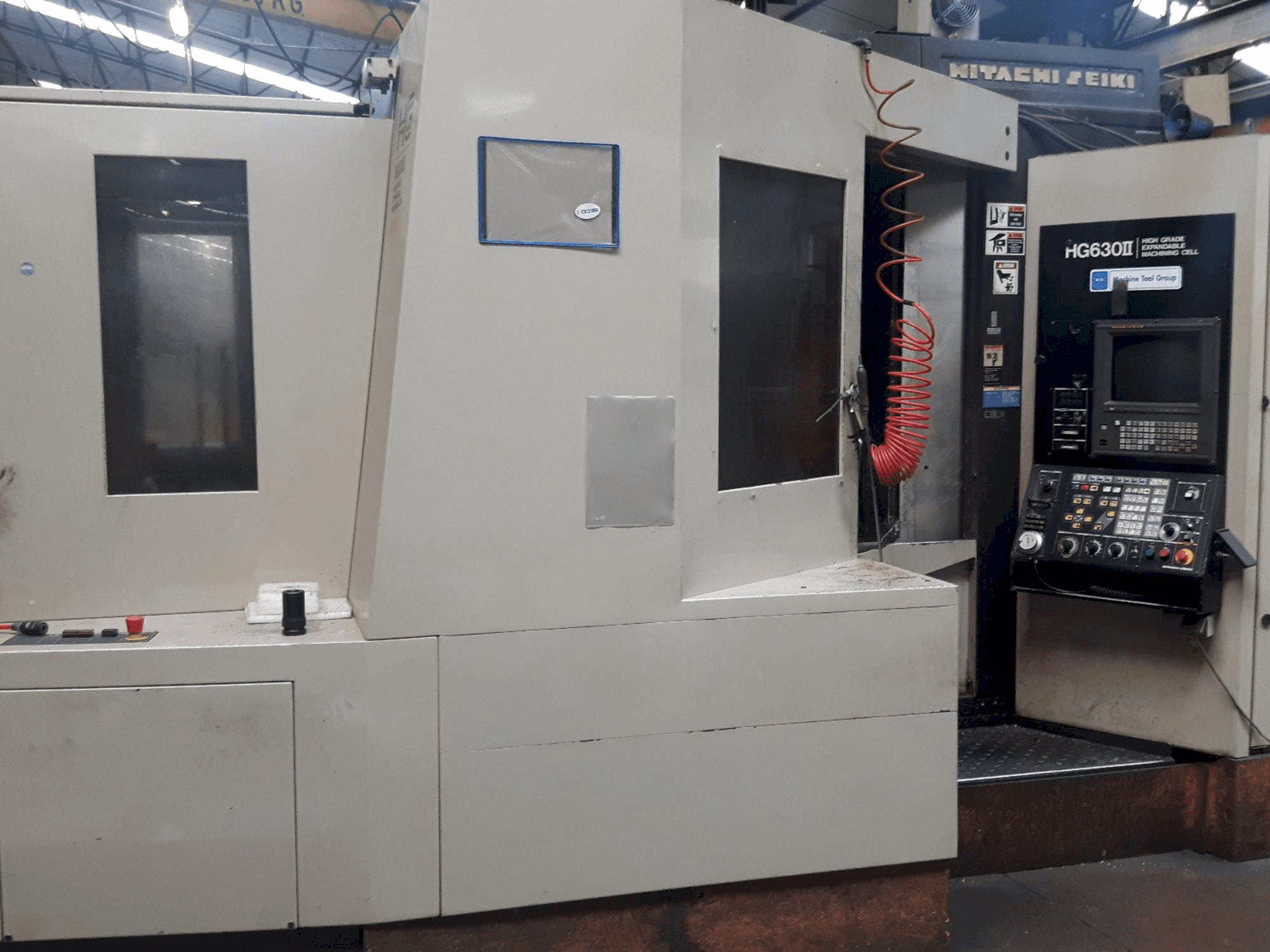 Koneen HITACHI SEIKI HG 630 vasemman sivun näkymä