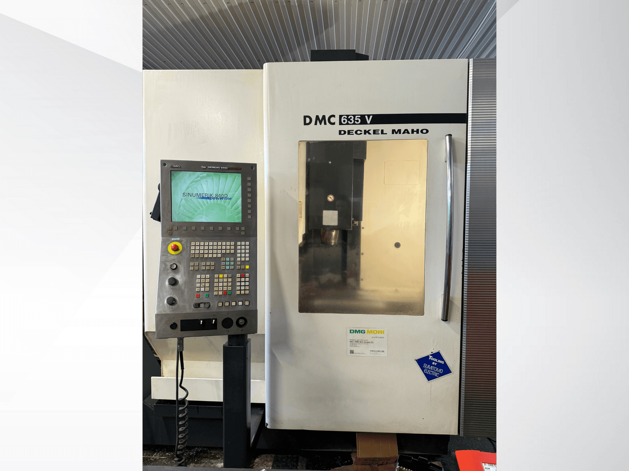 DMG Mori DMC 635 V -jyrsinkone ohjauspaneelilla, etukuva, jossa on Sinumerik-näyttö ja erilaisia käyttöpainikkeita.