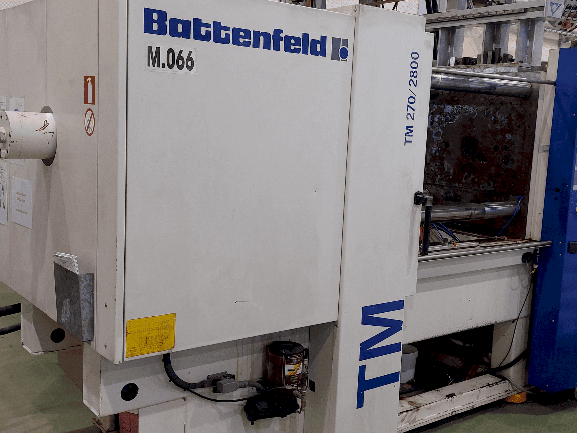 Koneen Battenfeld TM 270 / 2800 etunäkymä