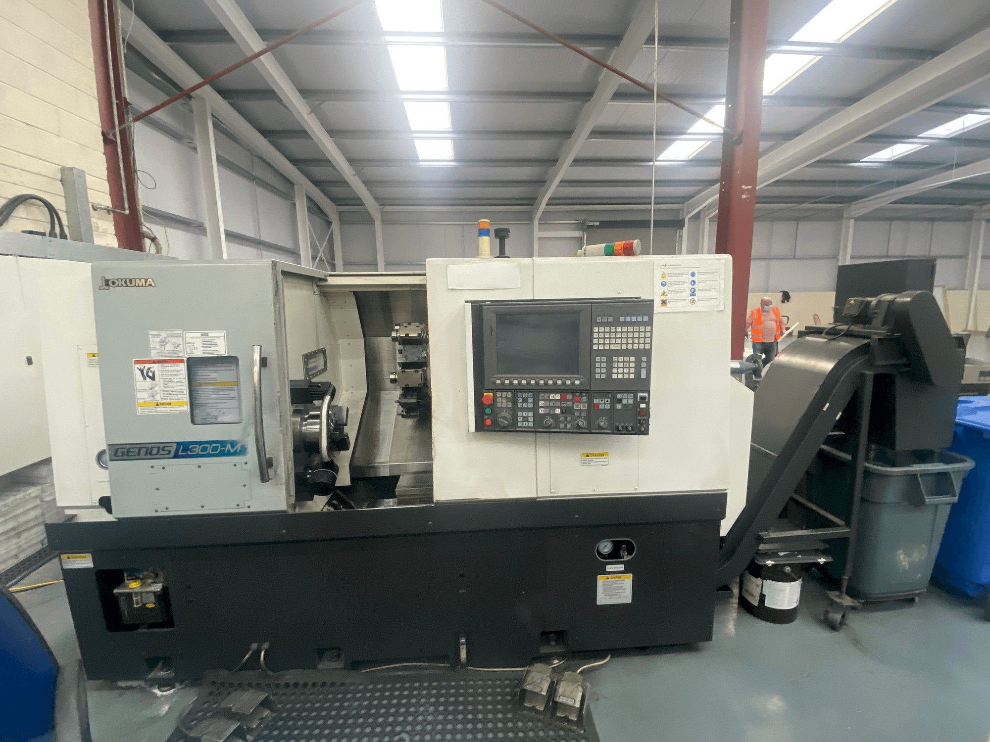 Koneen Okuma Genos L300MW etunäkymä